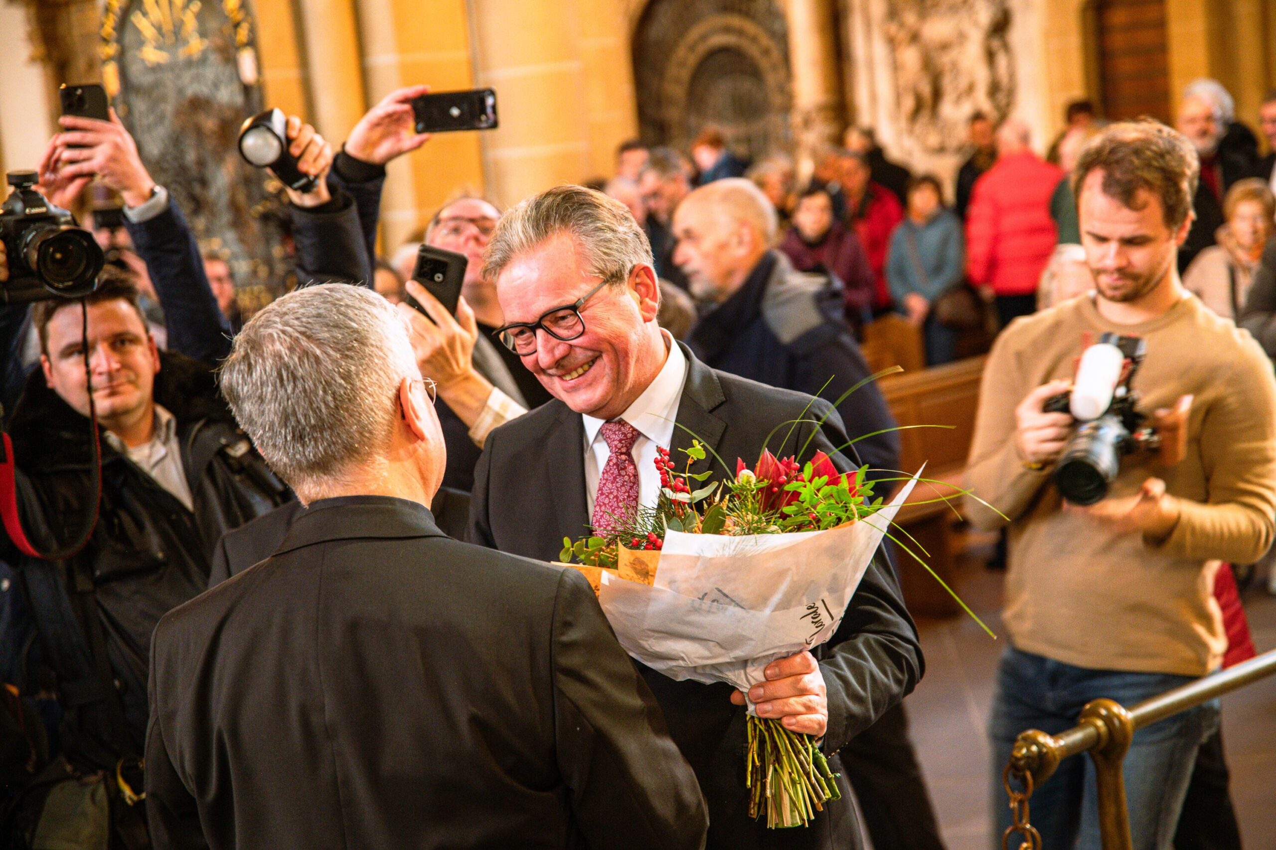 Bürgermeister Michael Dreier gratuliert dem desegnierten Erzbischof von Paderborn, Dr. Udo Markus Bentz.