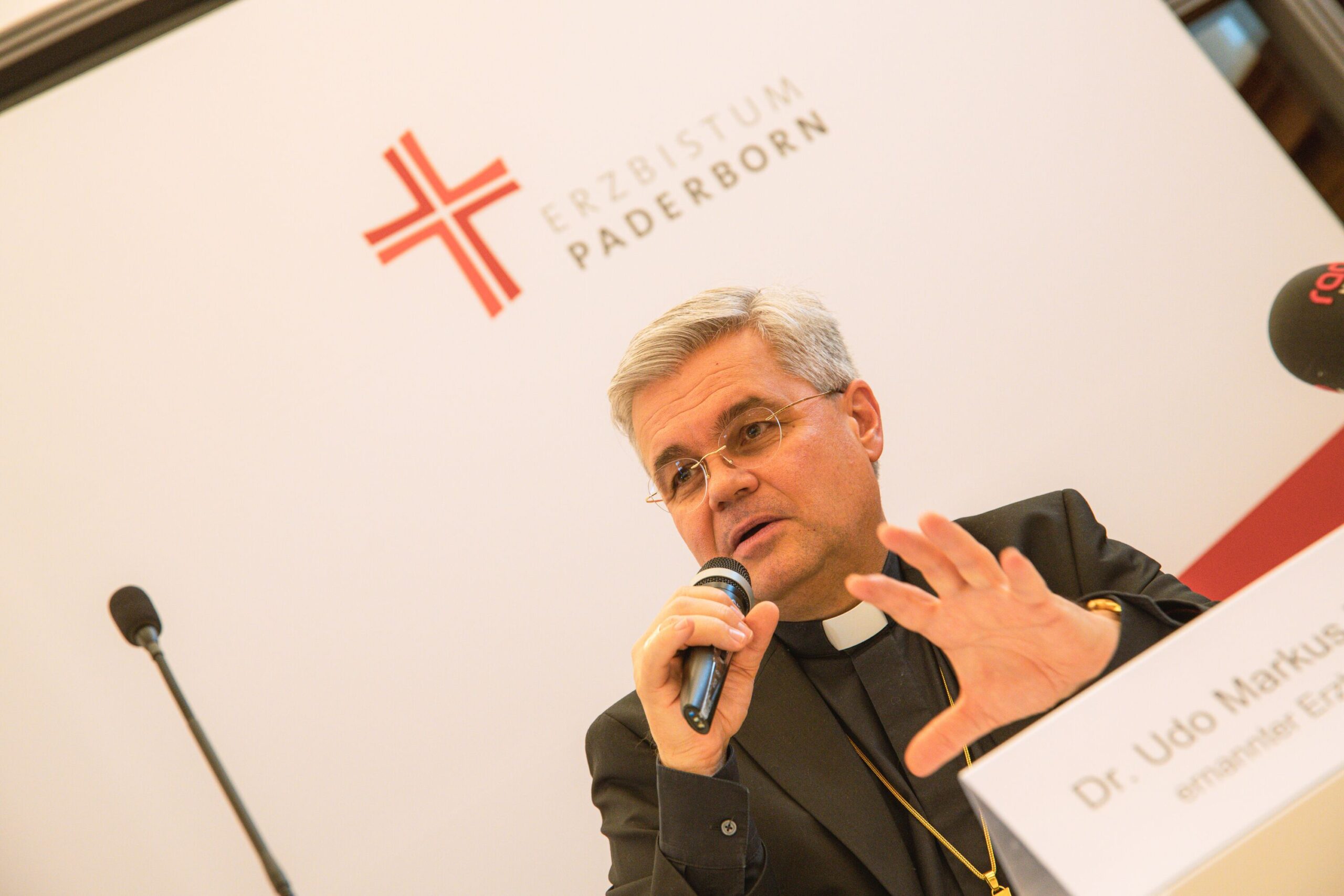 Der designierte Erzbischof Dr. Udo Markus Bentz spricht bei der Pressekonferenz.