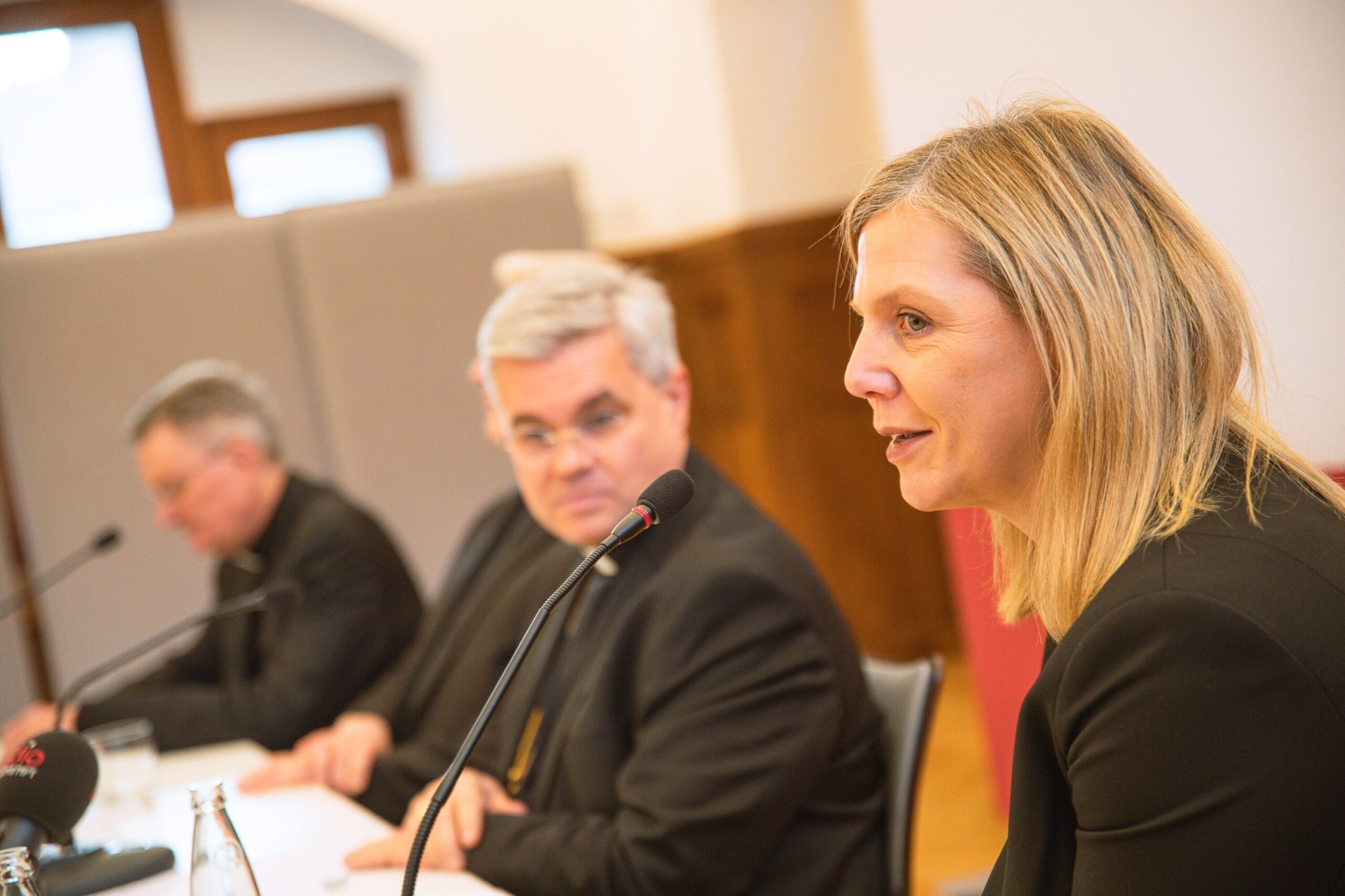 Heike Meyer, Leiterin der Kommunikationsabteilung, begrüßt zur Pressekonferenz.