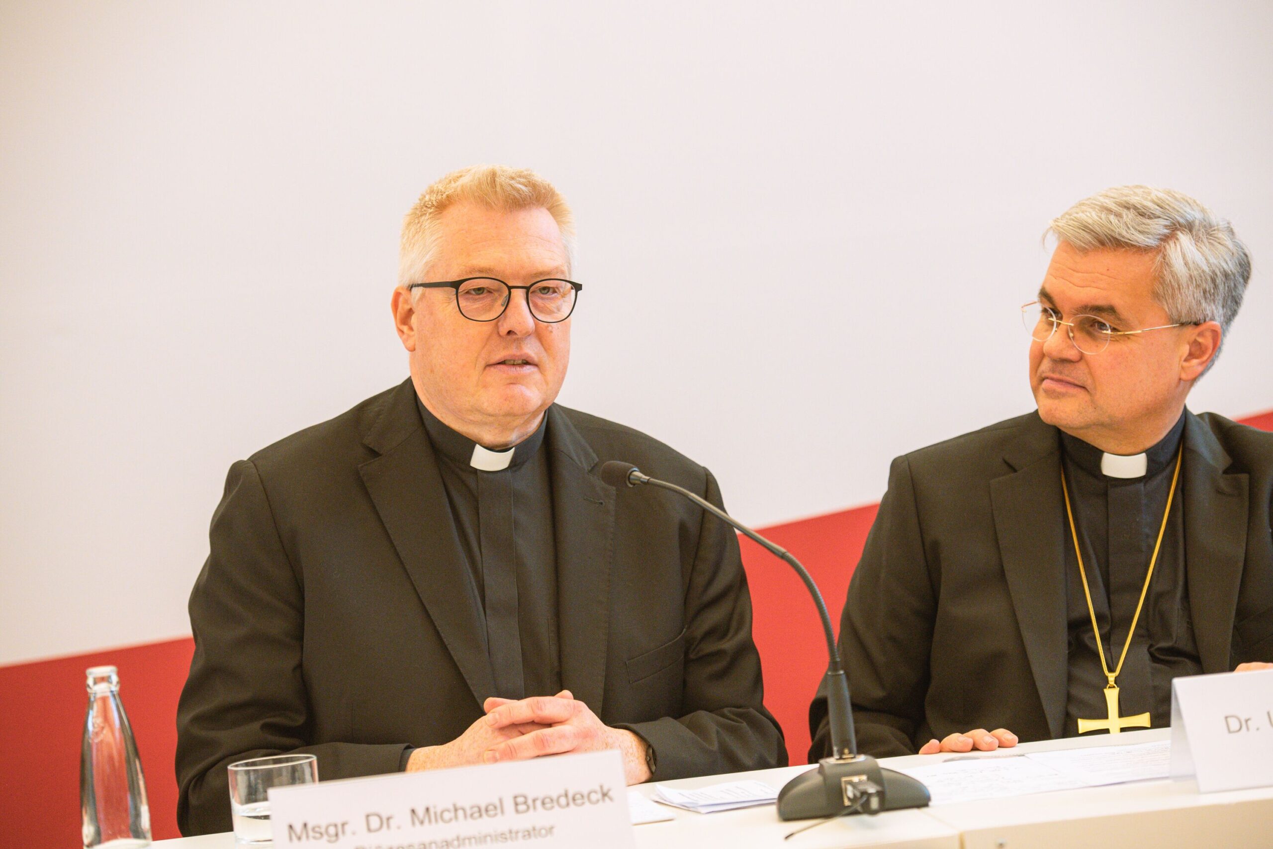 Diözesanadministrator Dr. Michael Bredeck spricht bei der Pressekonferenz.