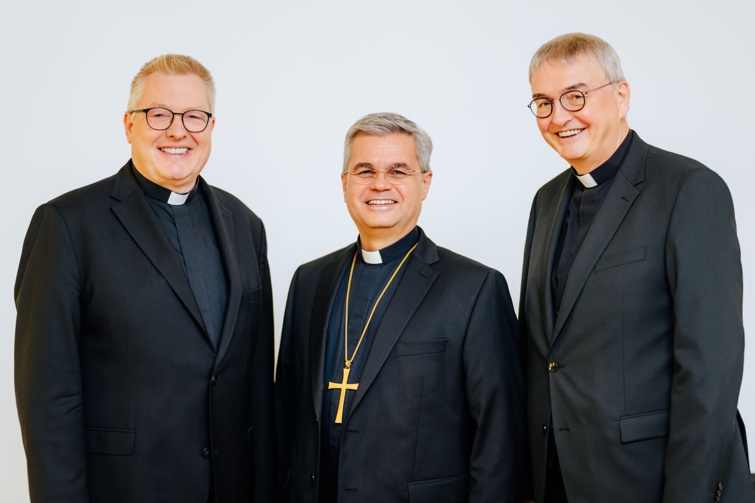 Der neue Erzbischof, Dr. Udo Markus Bentz, zusammen mit der bisherigen Bistumsleitung Diözesanadministrator Dr. Michael Bredeck (links) und Prälat Thomas Dornseifer.