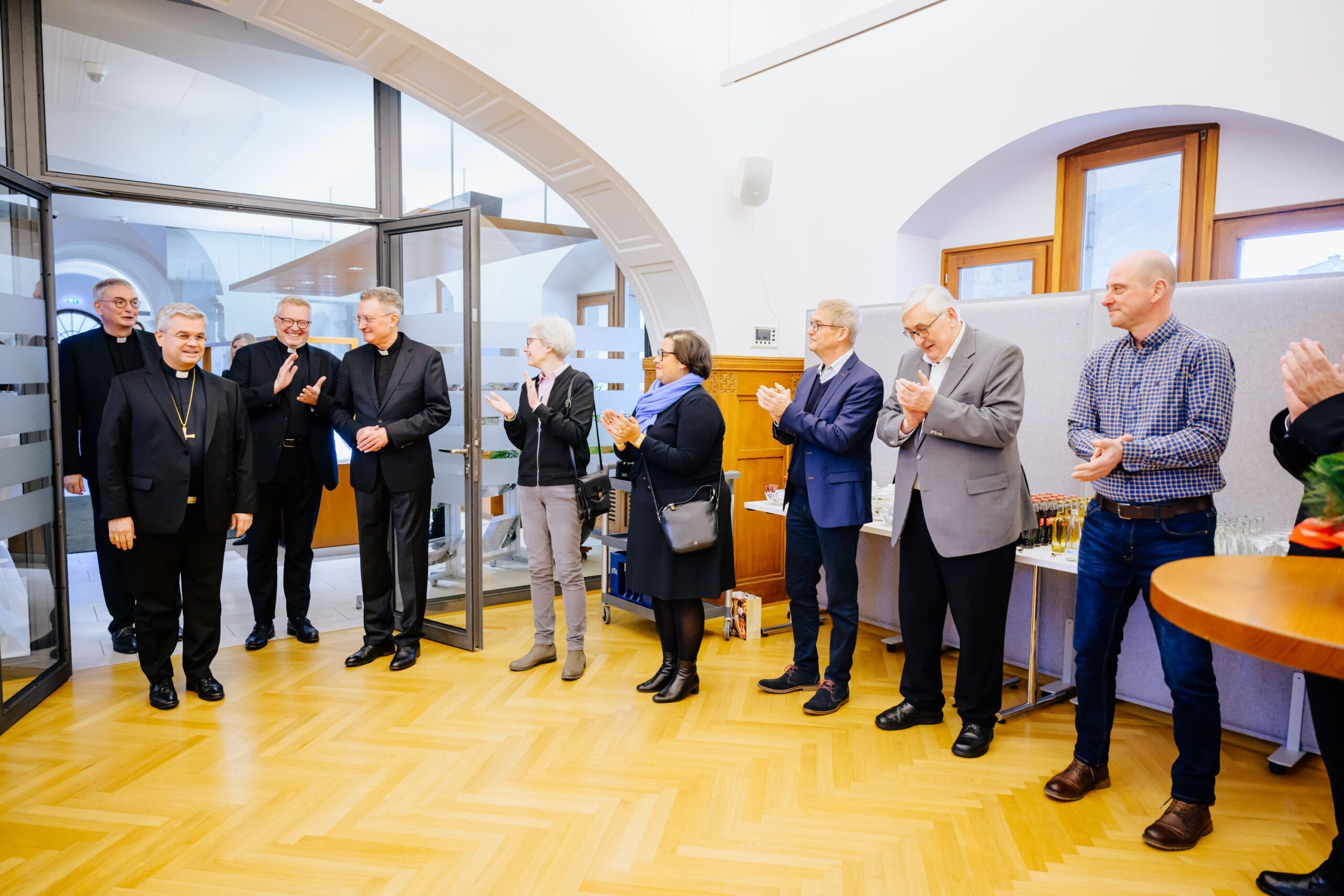 Der neue Erzbischof, Dr. Udo Markus Bentz wird begrüßt vom Domkapitel und den Laienvertretern, die das Domkapitel unterstützt haben, einen geeigneten Kandidaten zu finden.