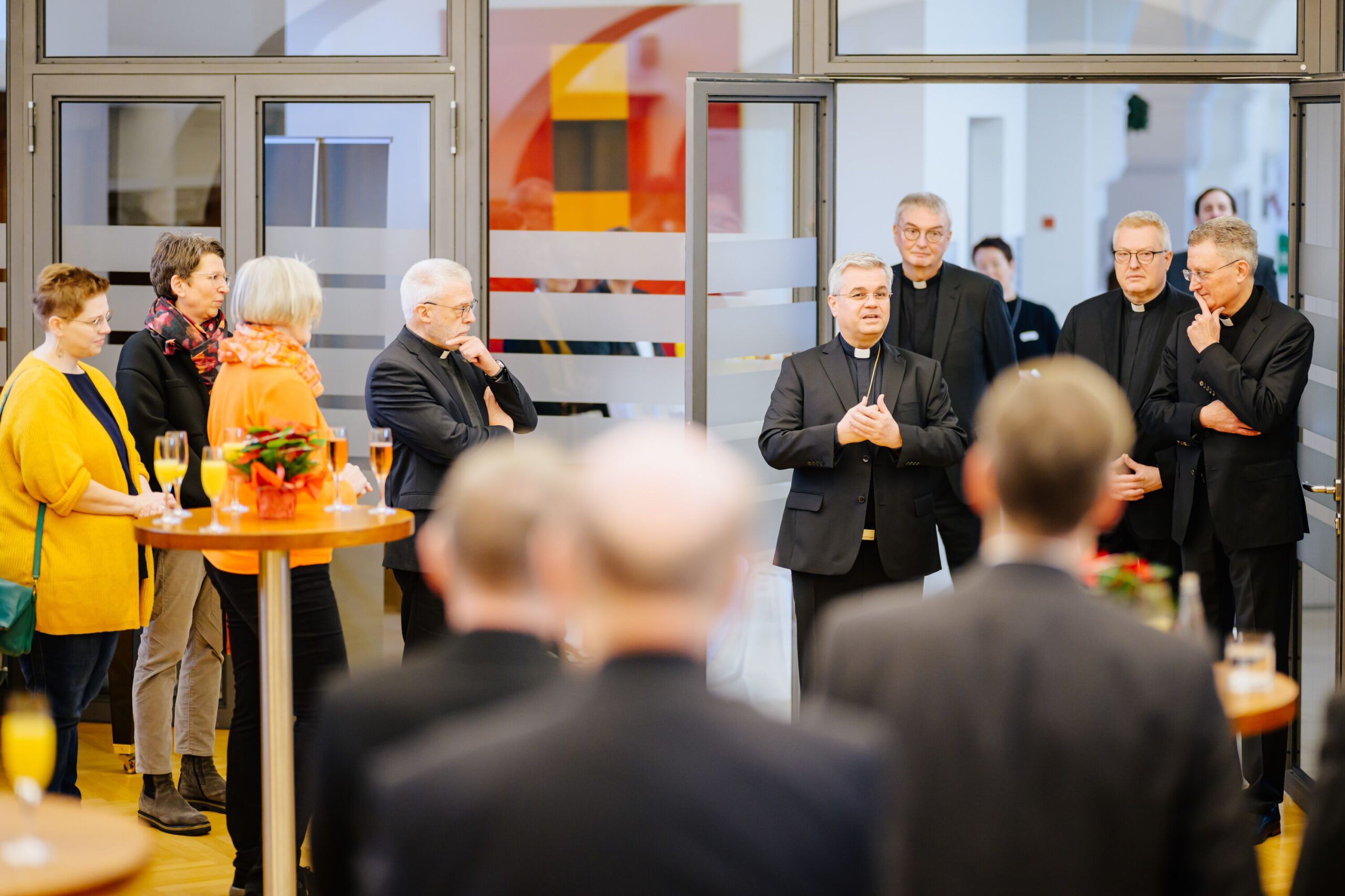 Der neue Erzbischof, Dr. Udo Markus Bentz wird begrüßt vom Domkapitel und den Laienvertretern, die das Domkapitel unterstützt haben, einen geeigneten Kandidaten zu finden.