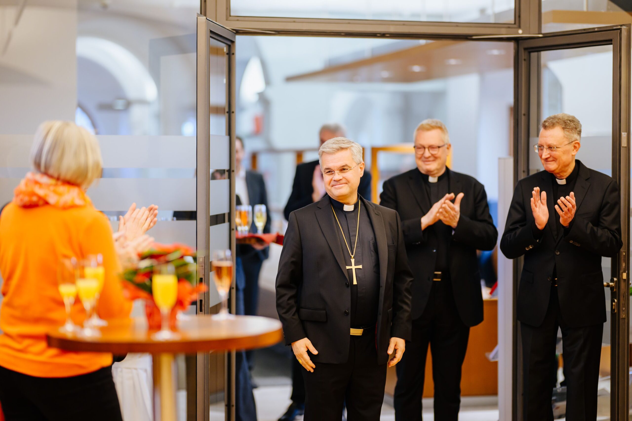 Der neue Erzbischof, Dr. Udo Markus Bentz wird begrüßt vom Domkapitel und den Laienvertretern, die das Domkapitel unterstützt haben, einen geeigneten Kandidaten zu finden.