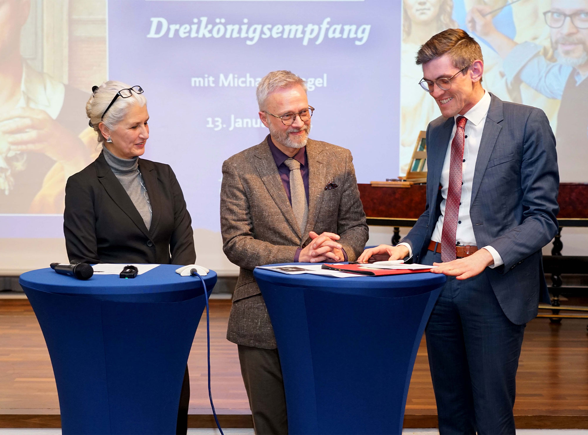 Künstler-Gespräch beim Dreikönigsempfang in der Katholischen Akademie Schwerte (v.l.): Prof. Dr. Stefanie Lieb, Michael Triegel und Dr. Thomas Arnold. Foto: Michael Bodin / Erzbistum Paderborn