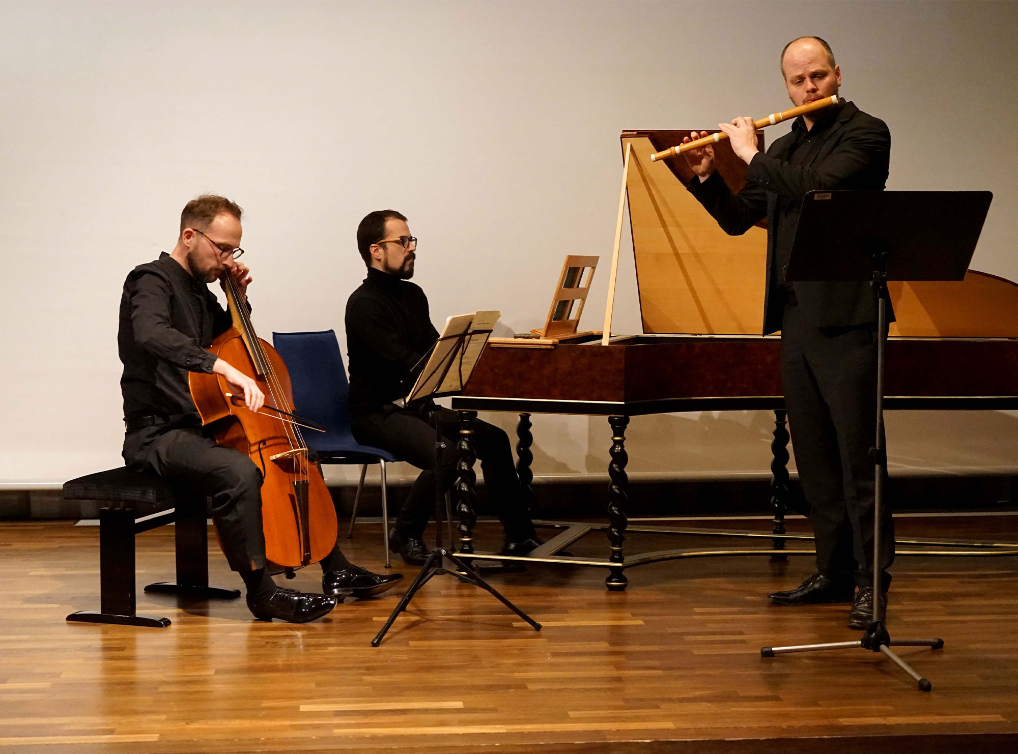 „Bach meets Triegel“ war der Auftritt des Cicerone Ensemble überschrieben mit (v.l.) Adrian Cygan (Barockcello), Andreas Gilger (Cembalo) und Thomas Wormitt (Traversflöte). Foto: Michael Bodin / Erzbistum Paderborn