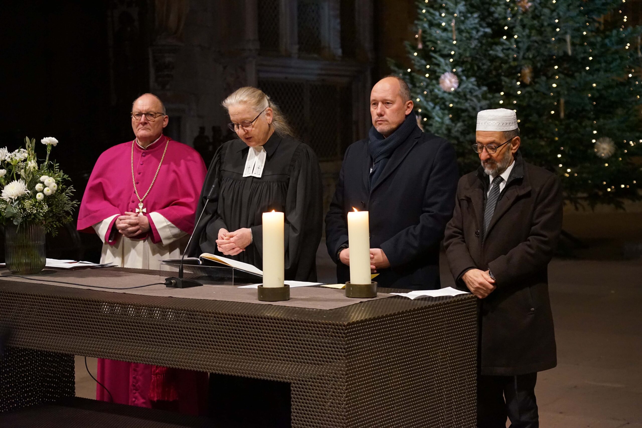 Fürbitten im Gottesdienst zum Reinoldustag wurden vorgetragen von (v.l.): Prost Andreas Coersmeier, Superintendentin Heike Proske, Stadtrat Christian Uhr und Ahmad Aweimer, Vorsitzender des Rates der muslimischen Gemeinden. Foto: Michael Bodin / Katholische Pressestelle Dortmund