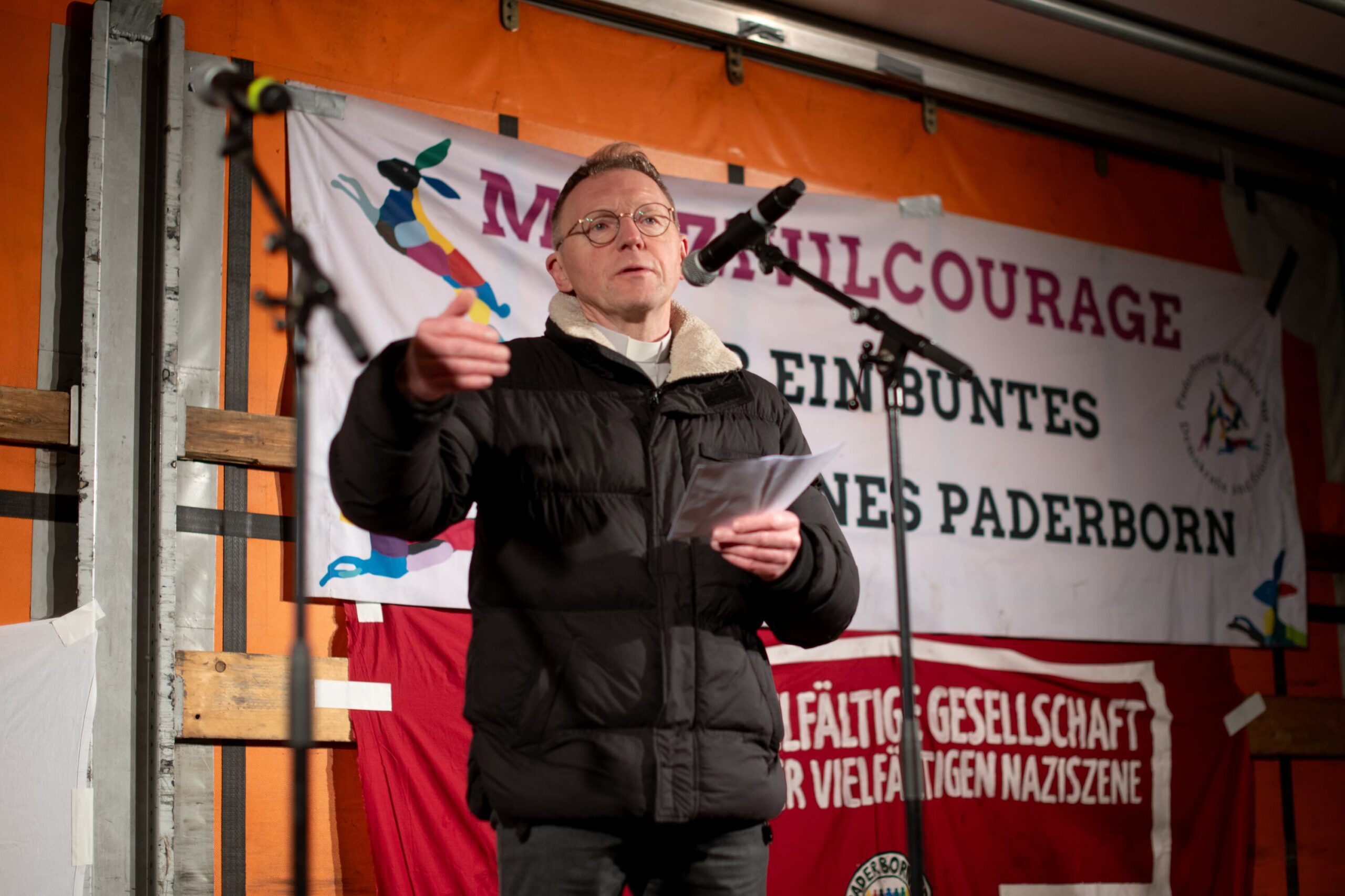 Dechant Benedikt Fischer spricht bei der Demonstration gegen Rechtsextremismus am 22. Januar in Paderborn.