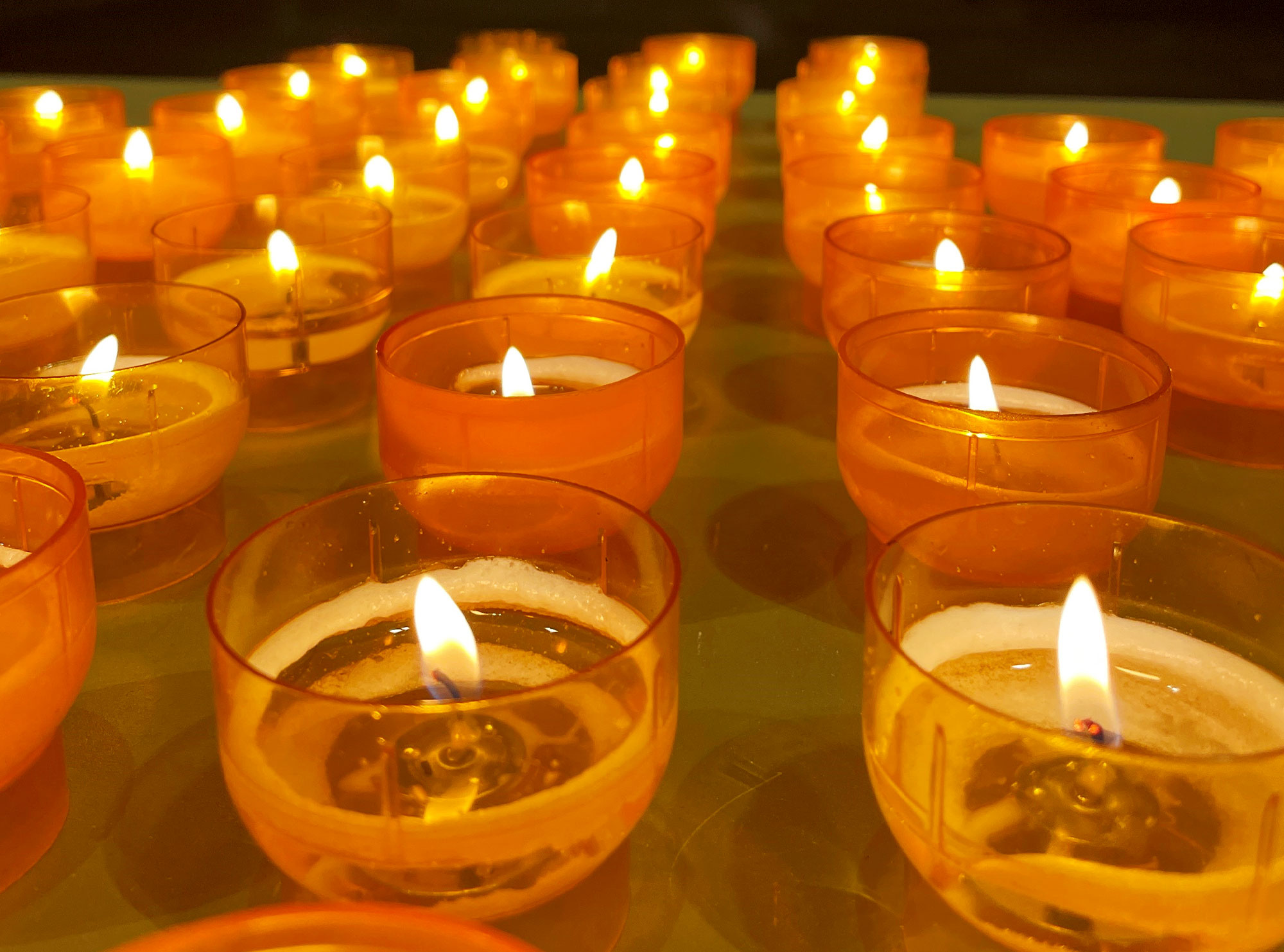 Für jeden Verstorbenen und für jede Verstorbene wird im Gottesdienst eine Kerze entzündet: Foto: Nicole Schneidmüller-Gaiser/Ev. Kirchenkreis Dortmund
