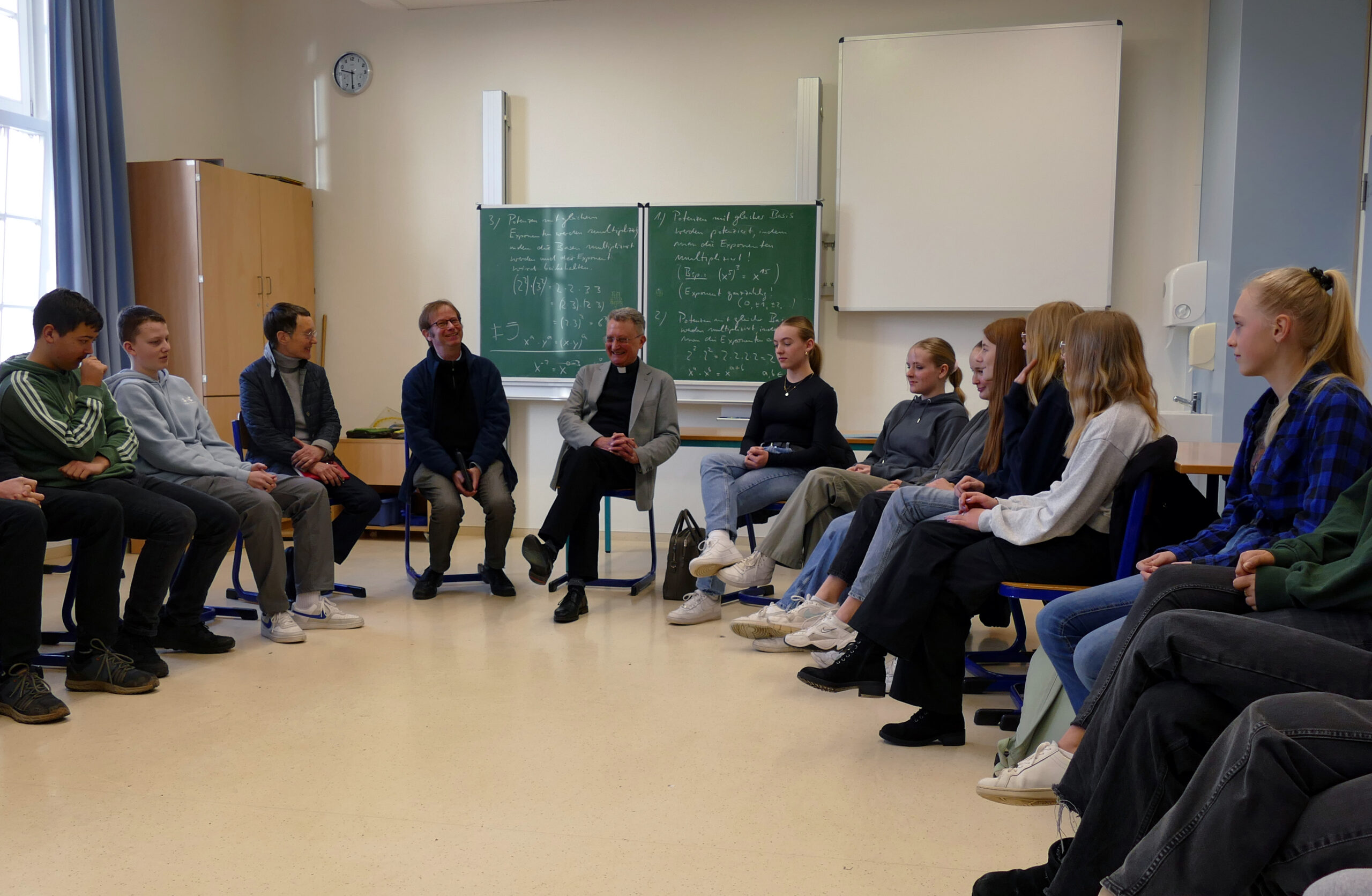 Msgr. Göbel zu Besuch beim Gymnasium St. Xaver