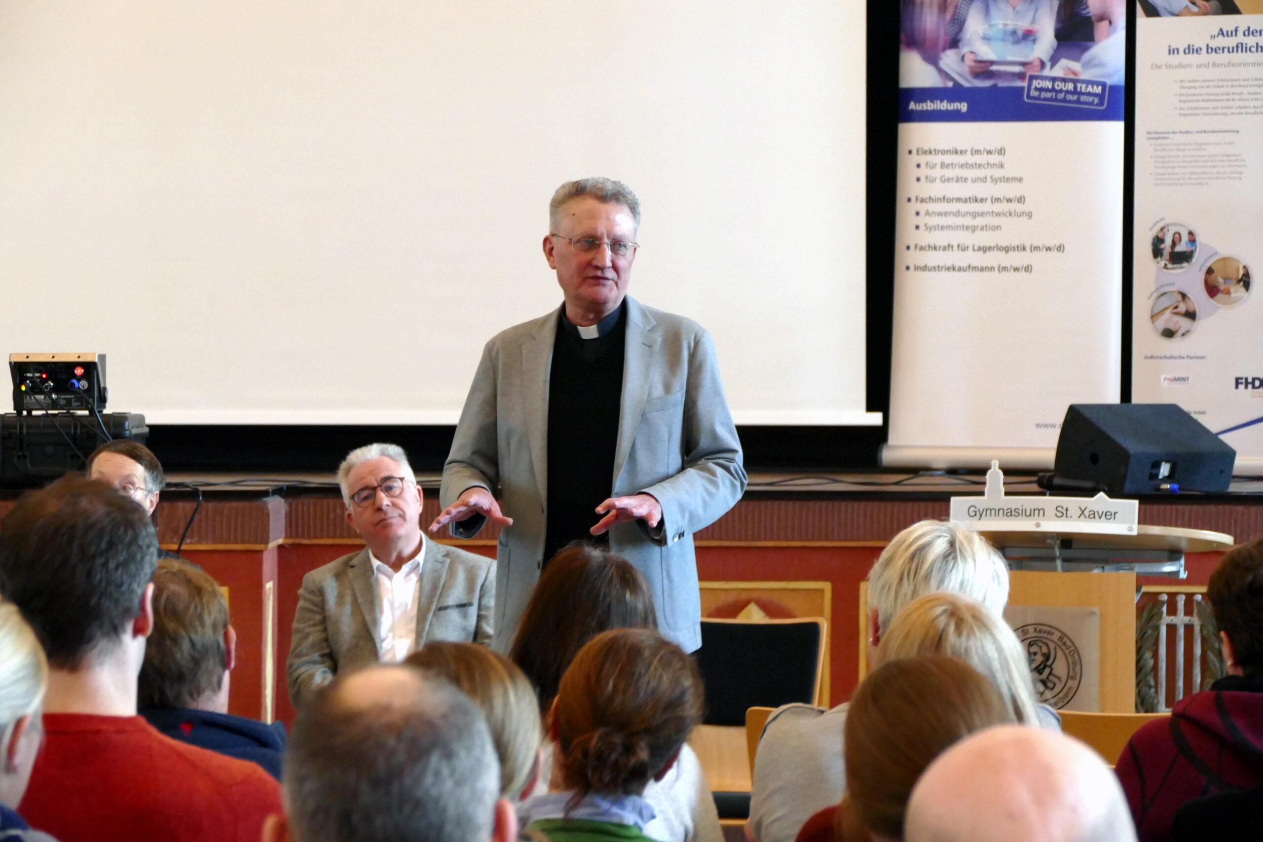 Msgr. Göbel zu Besuch beim Gymnasium St. Xaver