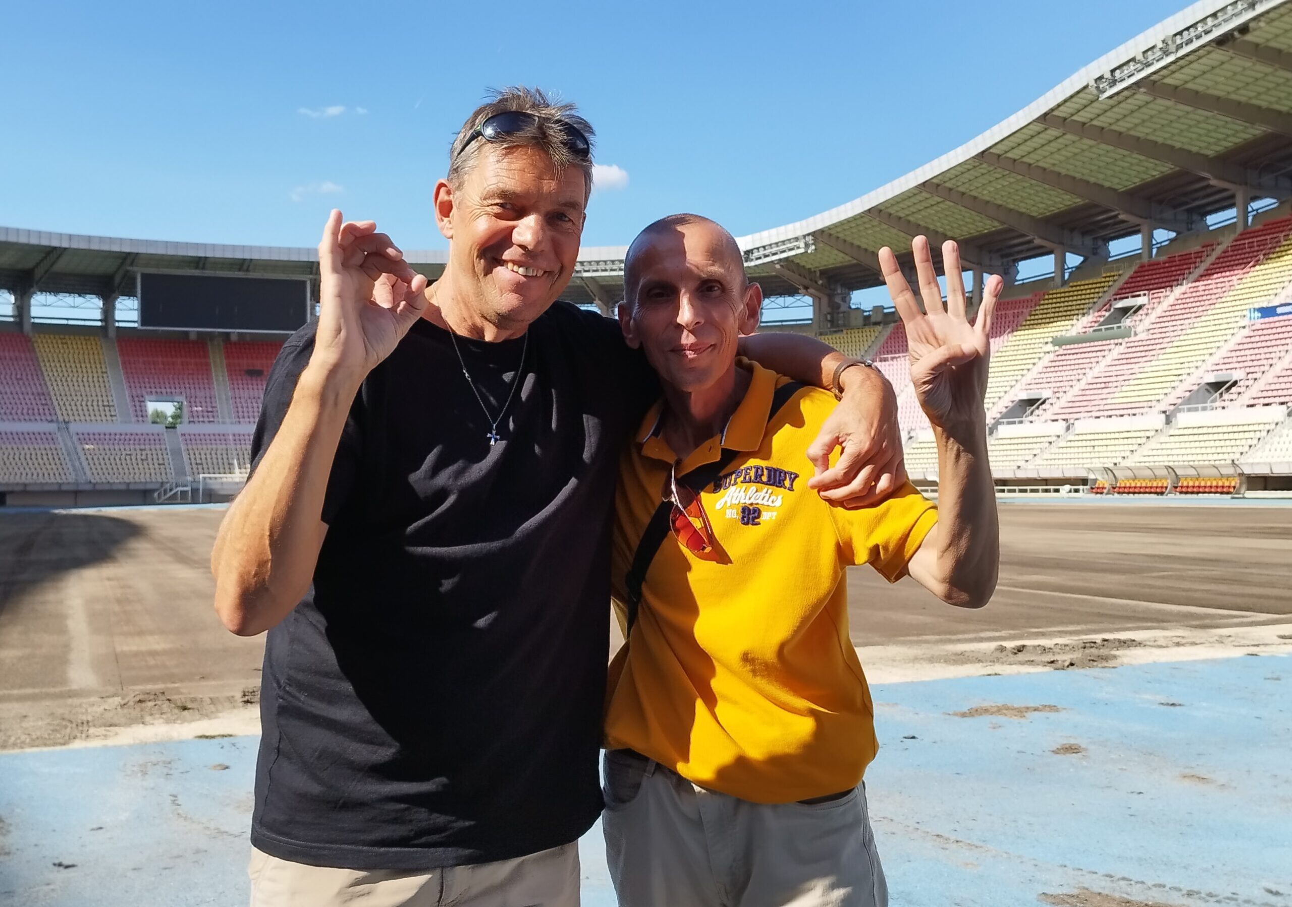 Dieter Engel und Zoran Gjorgjioski im Stadion in Skopje