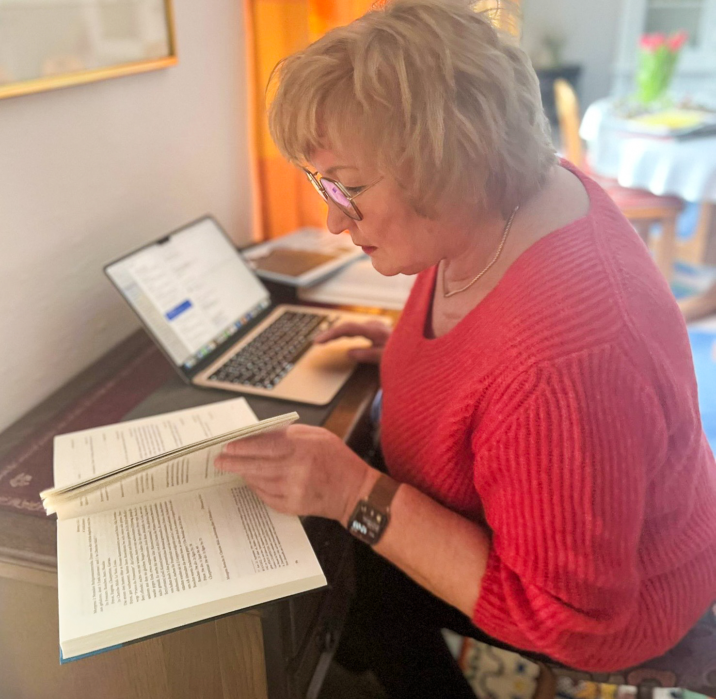 Margreth Dennemark bei ihren Nachforschungen zu Franz Stock