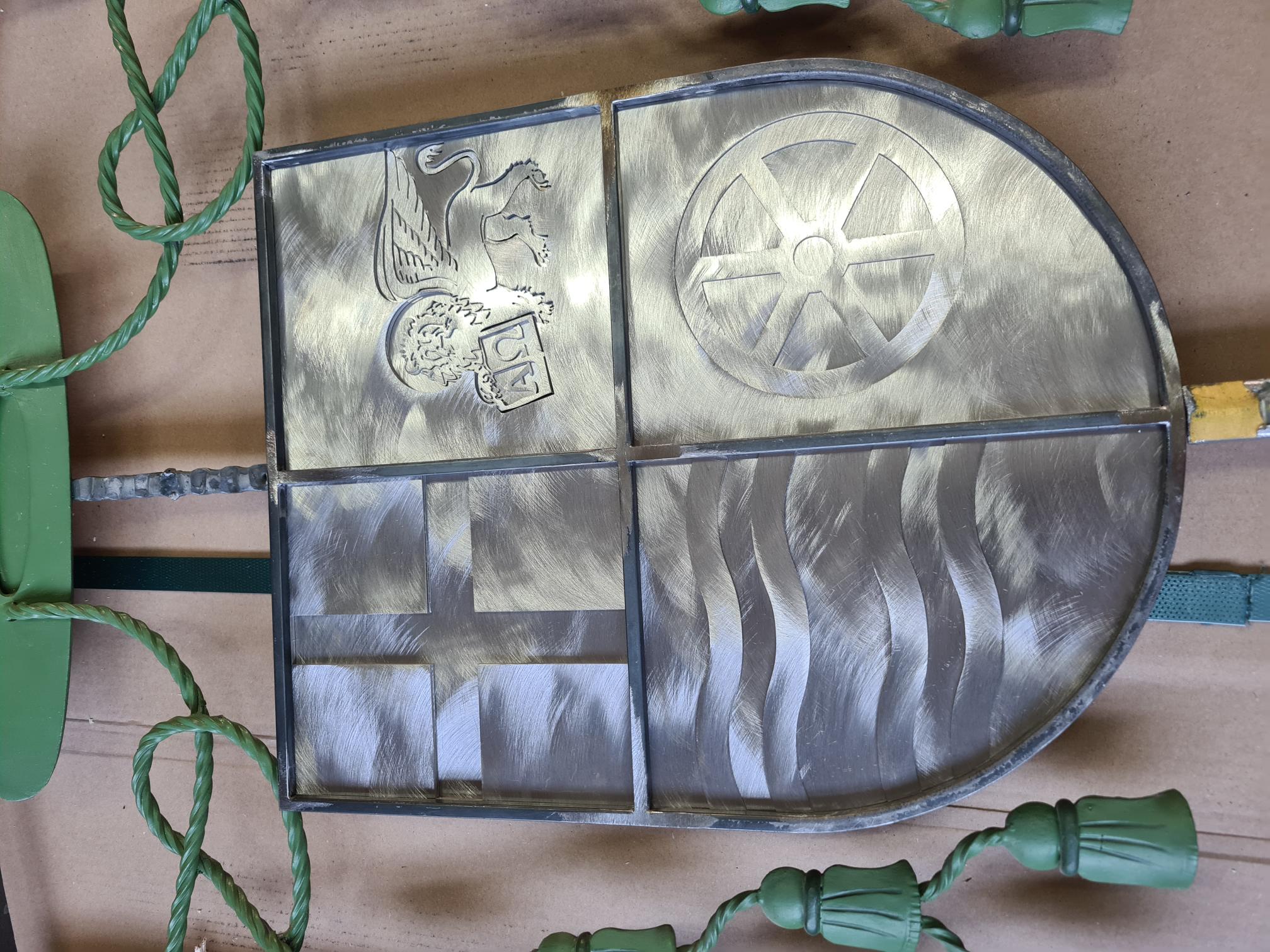 Wappen des neuen Erzbischofs Dr. Udo Markus Bentz aus Titan, geschmiedet von der Abtei Königsmünster