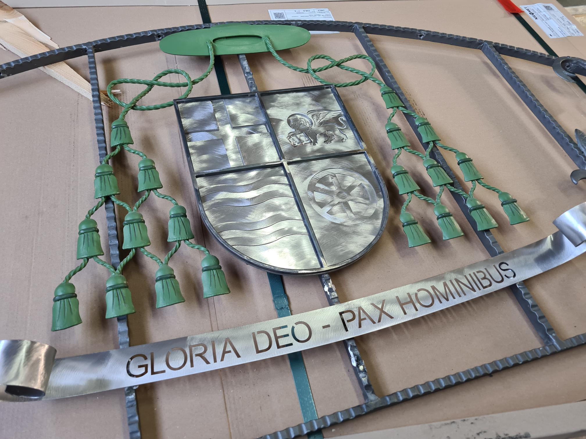 Wappen des neuen Erzbischofs Dr. Udo Markus Bentz aus Titan, geschmiedet von der Abtei Königsmünster