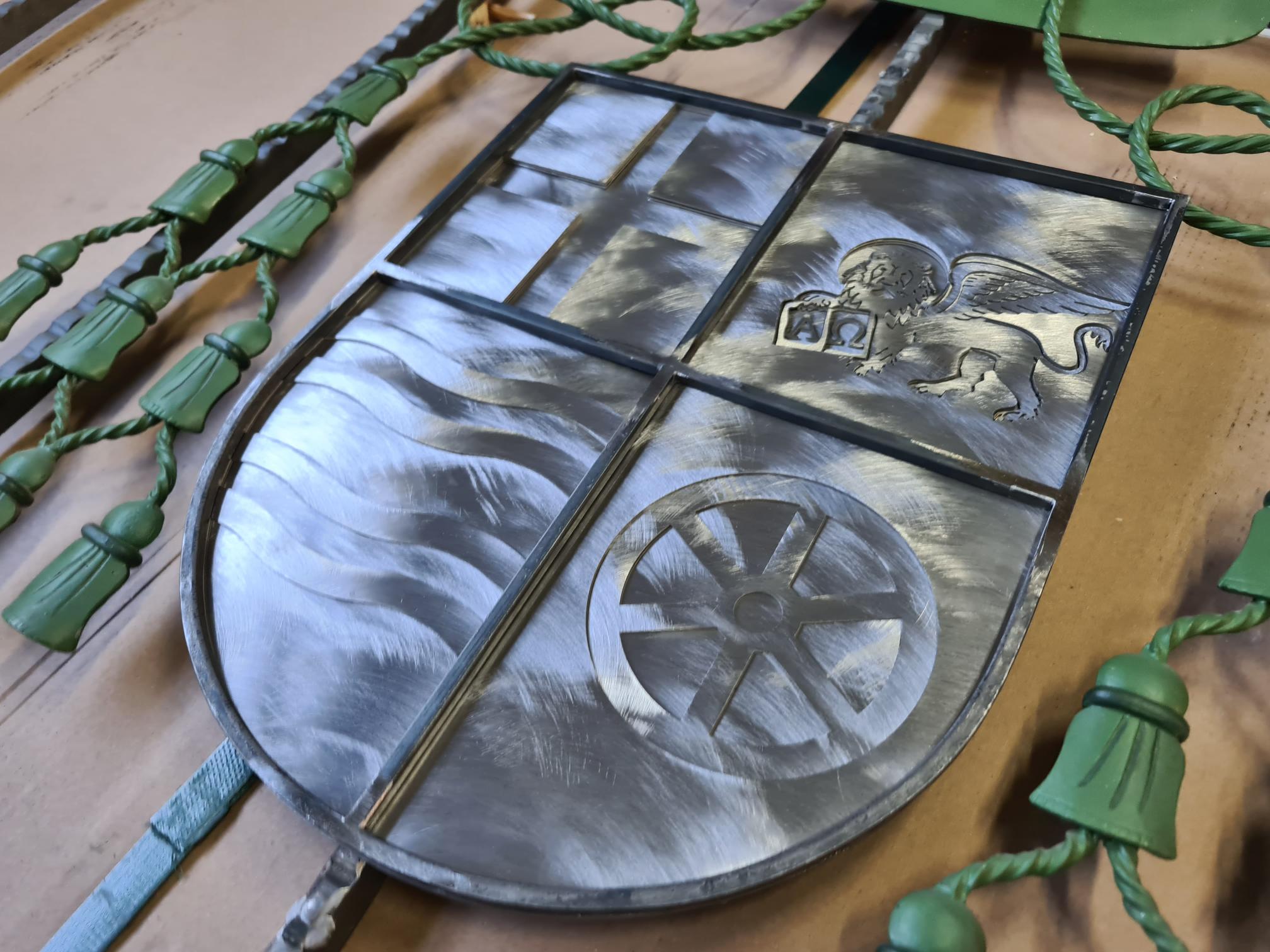 Wappen des neuen Erzbischofs Dr. Udo Markus Bentz aus Titan, geschmiedet von der Abtei Königsmünster