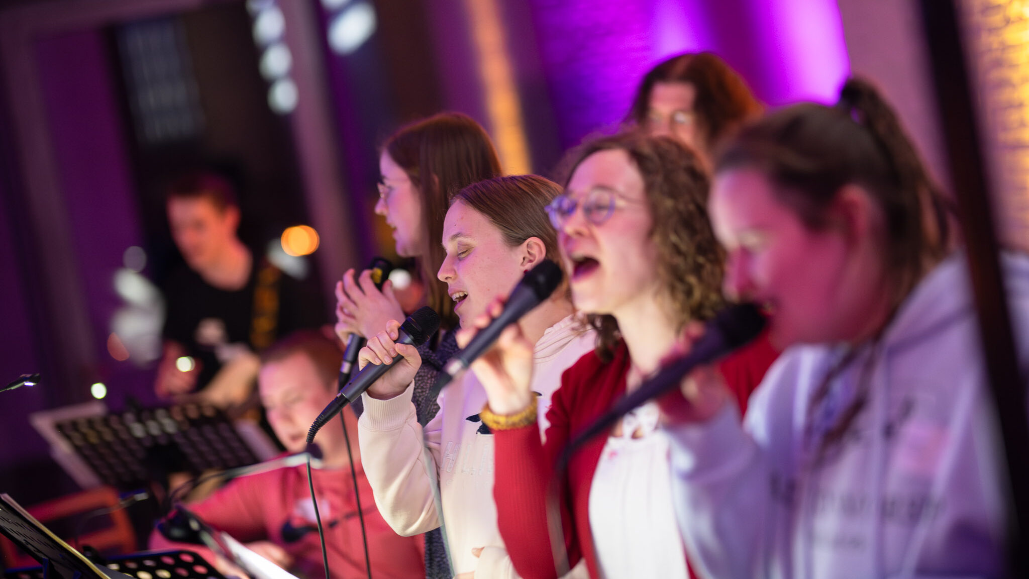 Junge Menschen singen beim YOUNG MISSION-Weekend.