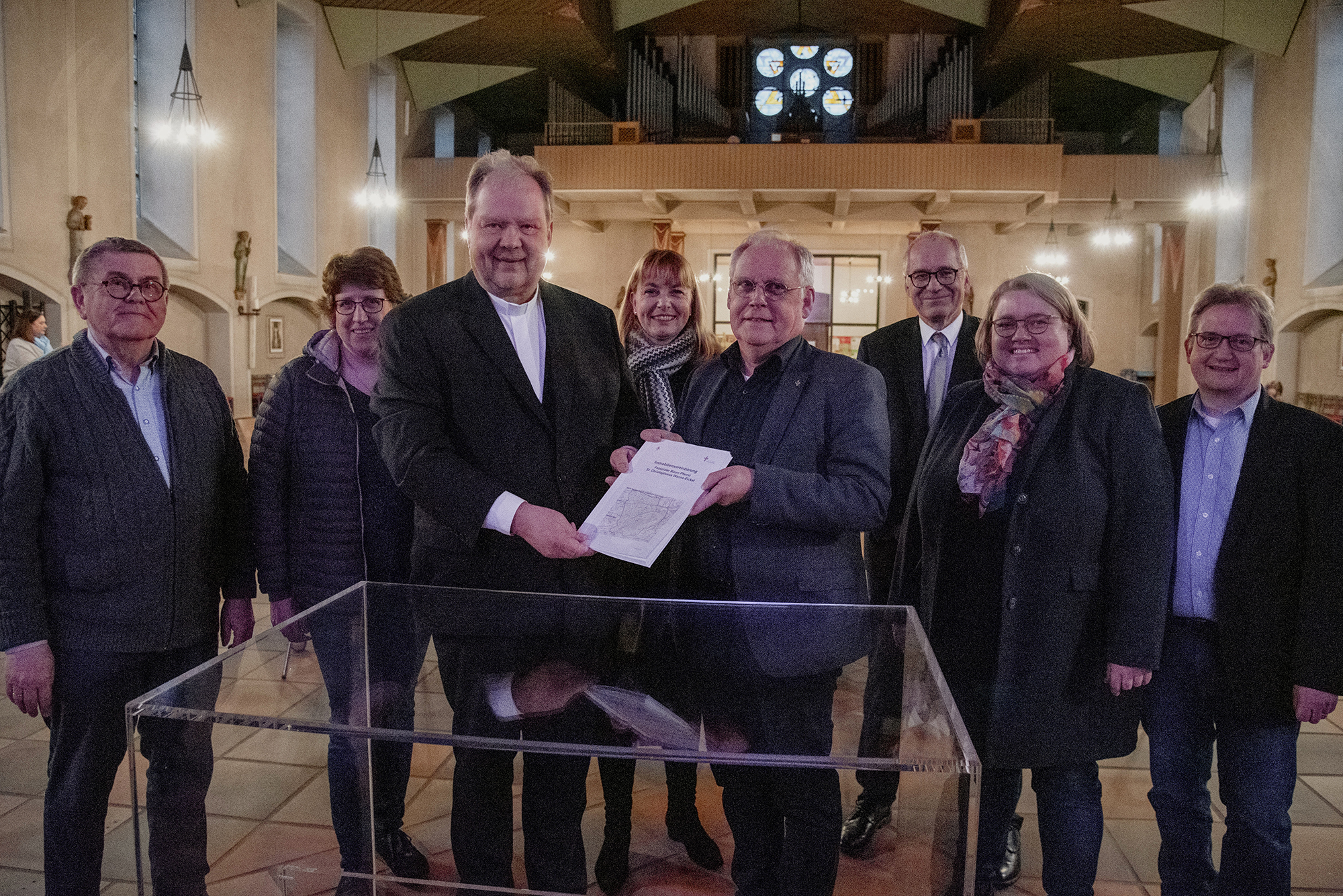 Erste Immobilienvereinbarung unter Dach und Fach. Verwaltung des Erzbistums Paderborn übergibt Katholiken in Wanne-Eickel gegengezeichnetes Konzept zum zukünftigen Einsatz ihrer kirchlichen Gebäude.