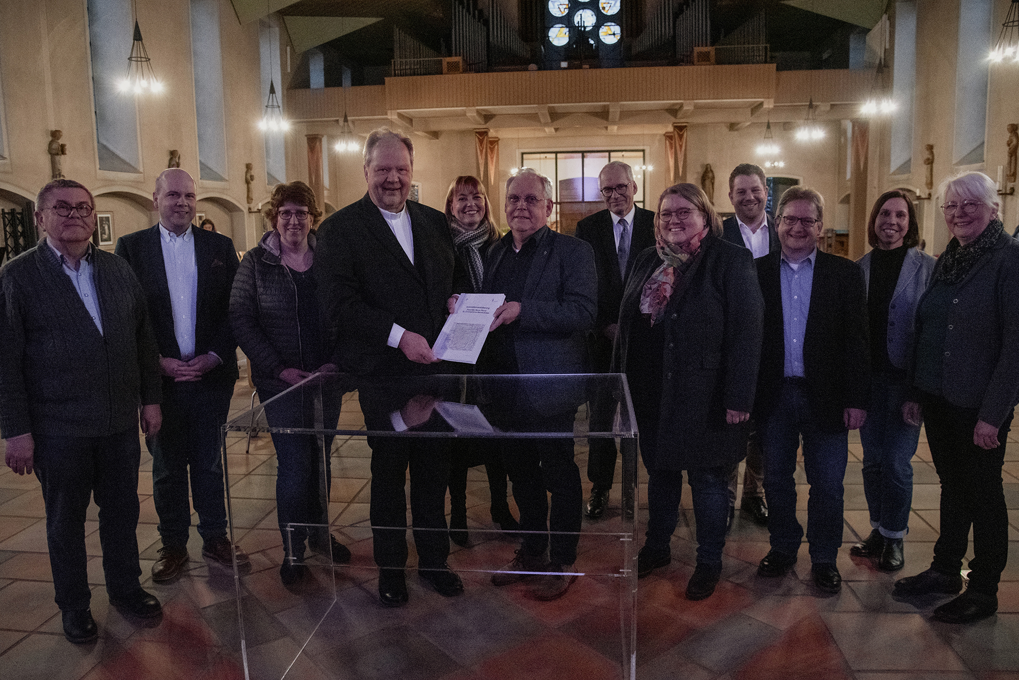Erste Immobilienvereinbarung unter Dach und Fach. Verwaltung des Erzbistums Paderborn übergibt Katholiken in Wanne-Eickel gegengezeichnetes Konzept zum zukünftigen Einsatz ihrer kirchlichen Gebäude.