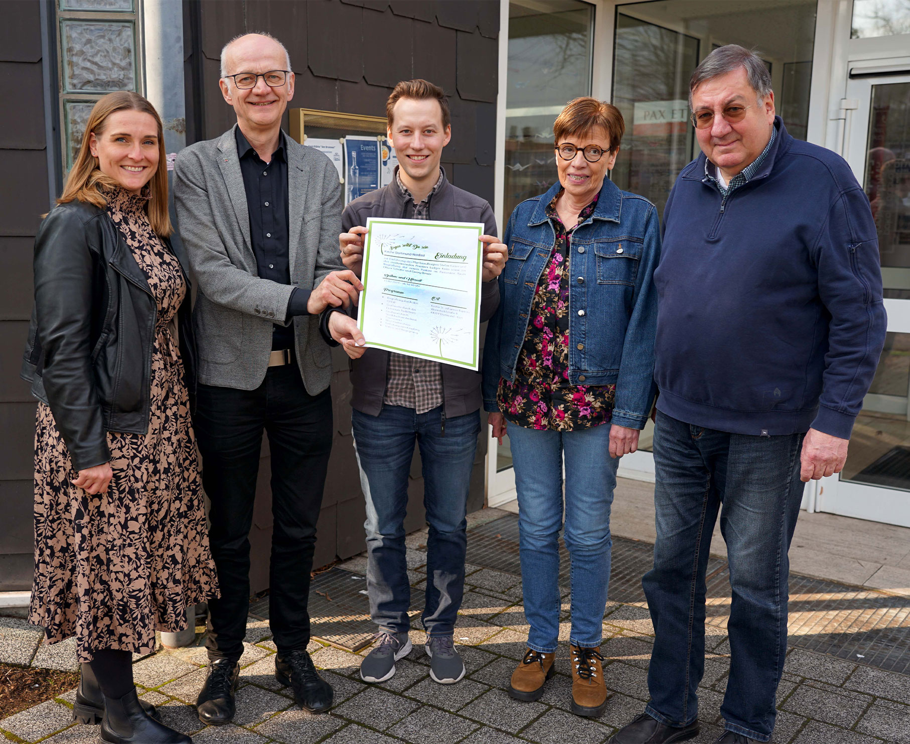 Stellten im Pastoralen Raum Dortmund-Nordost das neue Leitungsmodell „Gemeinsam leiten – Verantwortung teilen“ vor, in dem erstmals ein Pastoralreferent anstelle eines Priesters die Leitung eines Pastoralen Raumes übernimmt: Stephanie Diekmann (Verwaltungsleiterin), Pfarrer Ludger Keite (moderierender Priester), Pastoralreferent Stefan Kaiser (Pfarrbeauftragter) sowie Martina Rohrbeck und Georg Heßbrügge, beide Vorsitzende des Gesamtpfarrgemeinderates. Foto: Michael Bodin / Erzbistum Paderborn