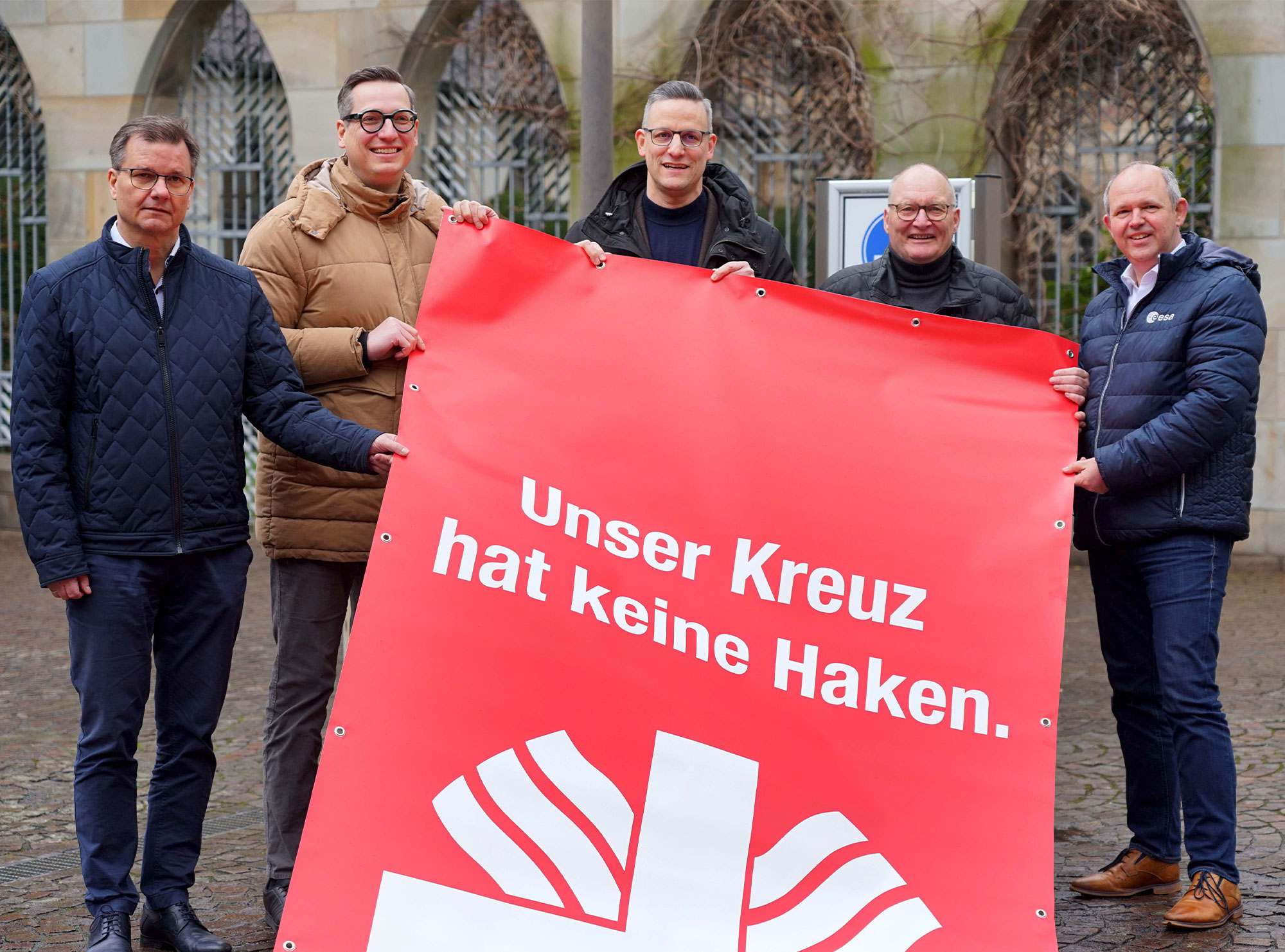 von links: Christoph Rzisnik, Geschäftsführer der Kath. St. Paulus Gesellschaft, Tobias Berghoff, Vorstand Caritas Dortmund, Thorsten Herrmann, Gemeindeverband Katholischer Kirchengemeinden Ruhr und Katholische Kitas Ruhr, Propst Andreas Coersmeier, Stadtdechant, und Ansgar Funcke, Vorstandsvorsitzender Caritas Dortmund. Foto: Michael Bodin / Kath. Pressestelle Dortmund