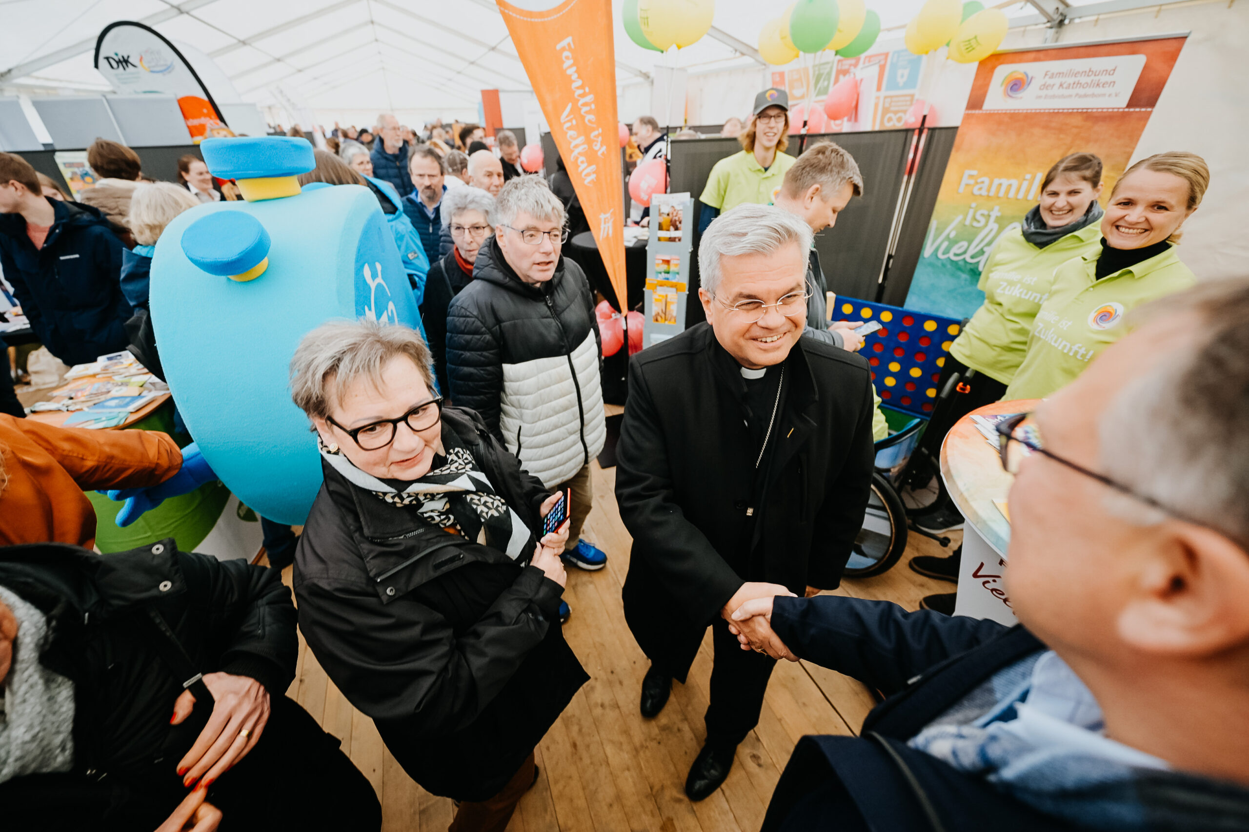 Markt der Möglichkeiten - Erzbischof Dr. Udo Markus Bentz und Malteser