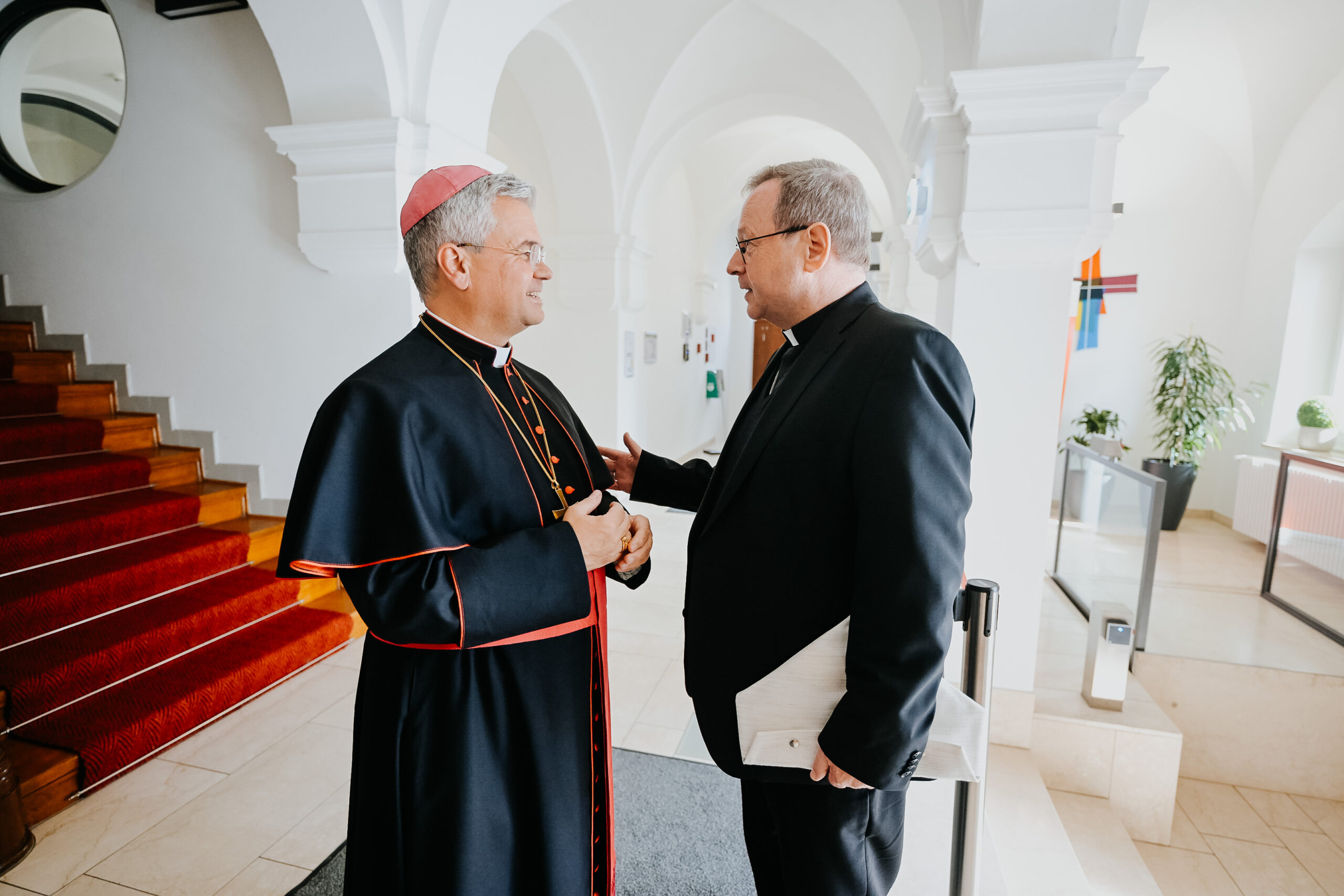 Doppelporträt Erzbischof Dr. Udo Markus Bentz (links) und Bischof Dr. Georg Bätzing (rechts)