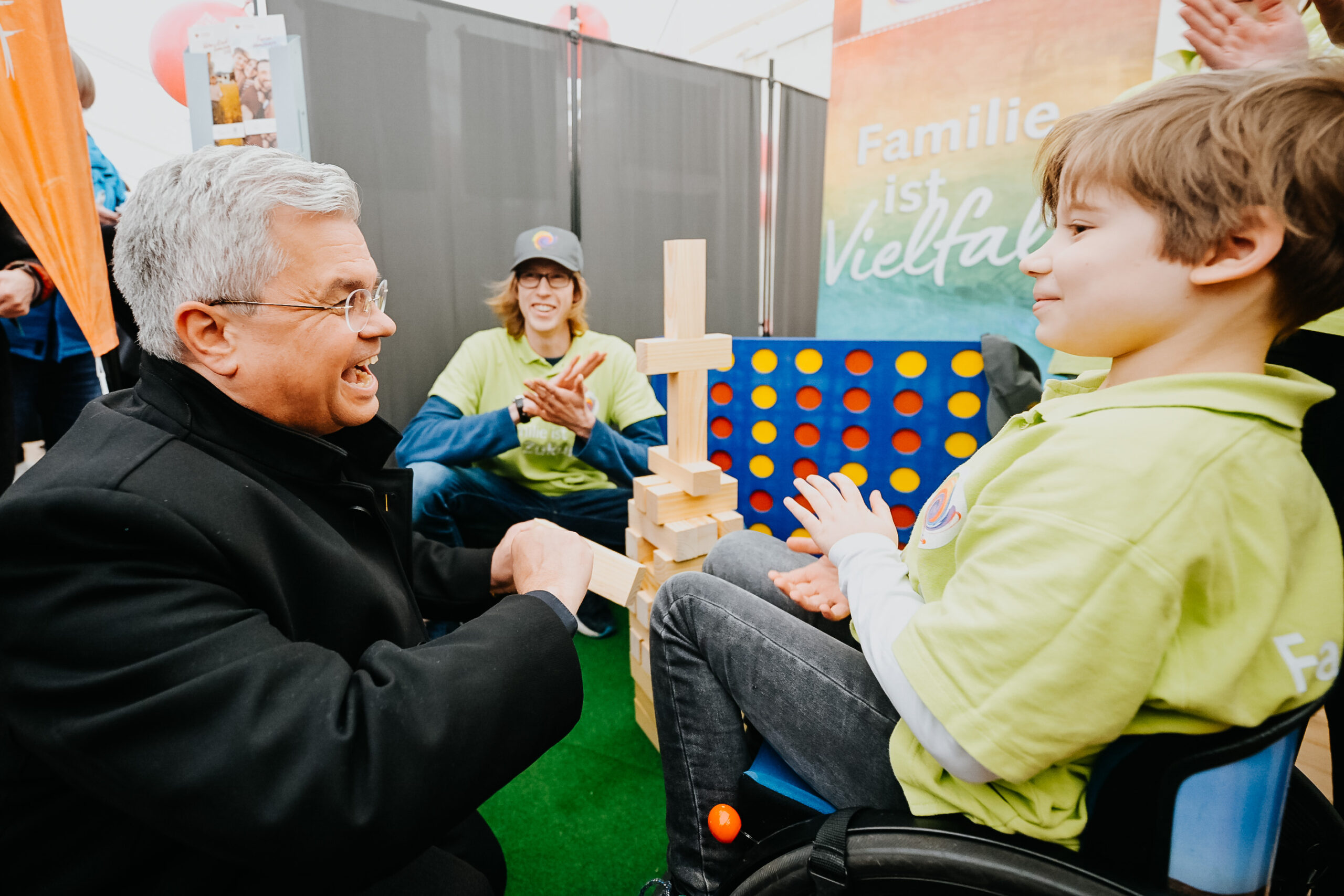 Erzbischof Bentz auf dem Markt der Möglichkeiten zu seiner Amtseinführung mit einem Kind