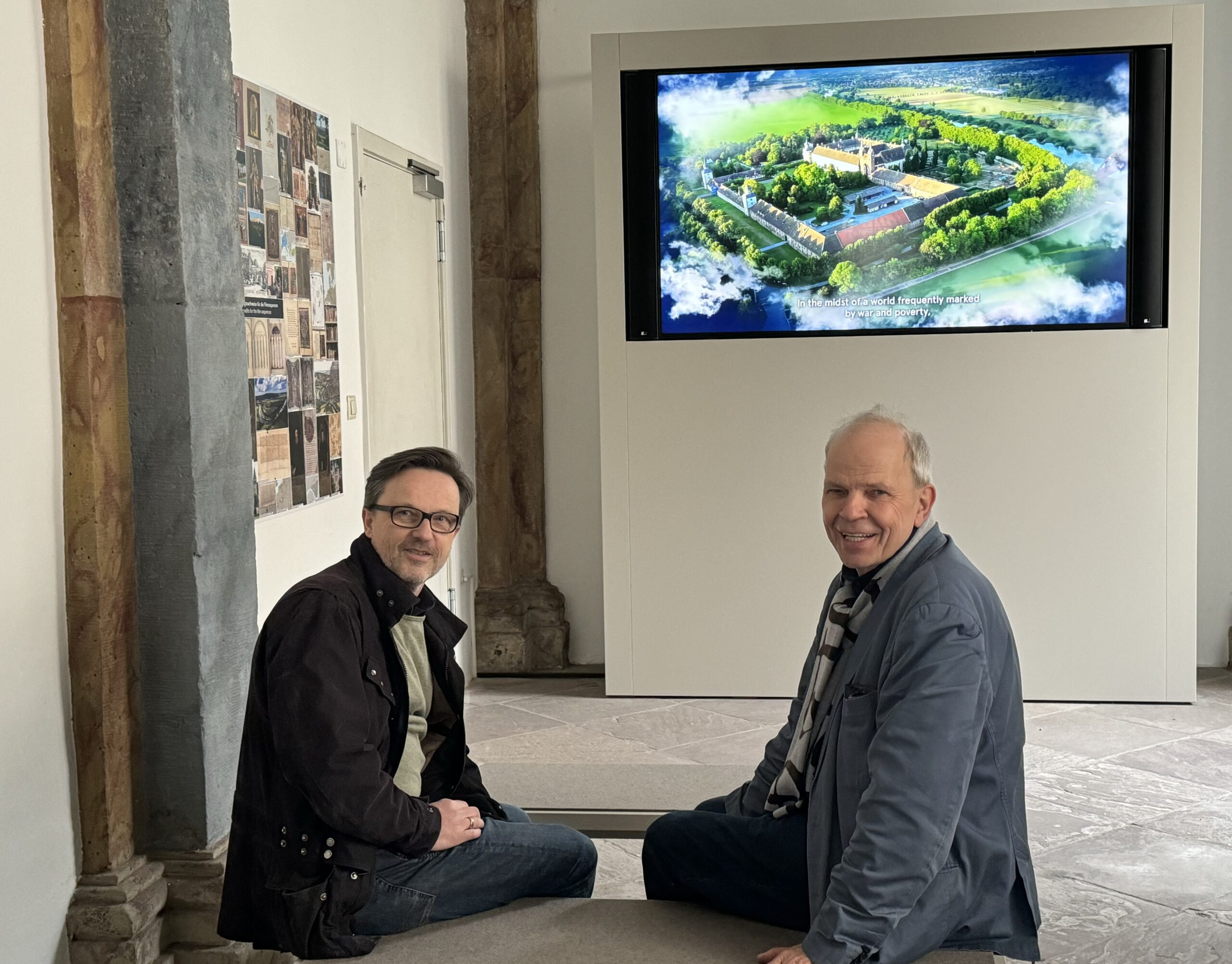 Doppelporträt Christoph Stiegemann (rechts) und Innenarchitekt Ludger Schwarze-Blanke (links) vor der Multimediawand in der neuen Dauerausstellung in Corvey