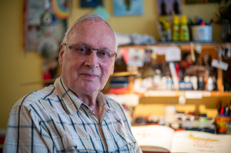 Porträt Egon Hüls, Wappenmaler des Wappens von Erzbischof Dr. Udo Markus Bentz