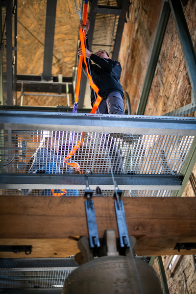 Sebastian Schlünder und Daniela Kuchenbuch bereiten mit Spannzügen, Drahtseilen und Ketten alles für die Generalprobe des Glockenkonzertes im Dom vor.