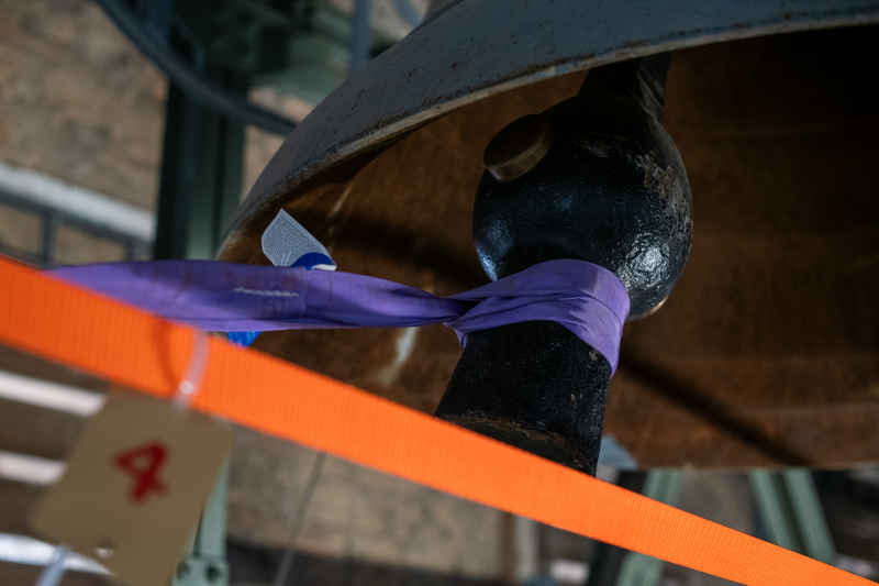Für das Beiern bereit: Ein Spannzug hält den Klöppel der Glocke nahe deren Außenwandung.