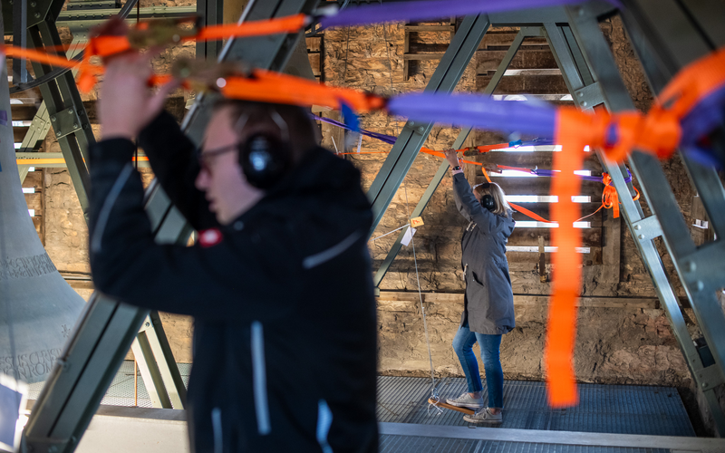 Sebastian Schlünder und Daniela Kuchenbuch spielen "Großer Gott, wir loben dich" auf den Glocken des Paderborner Domes.