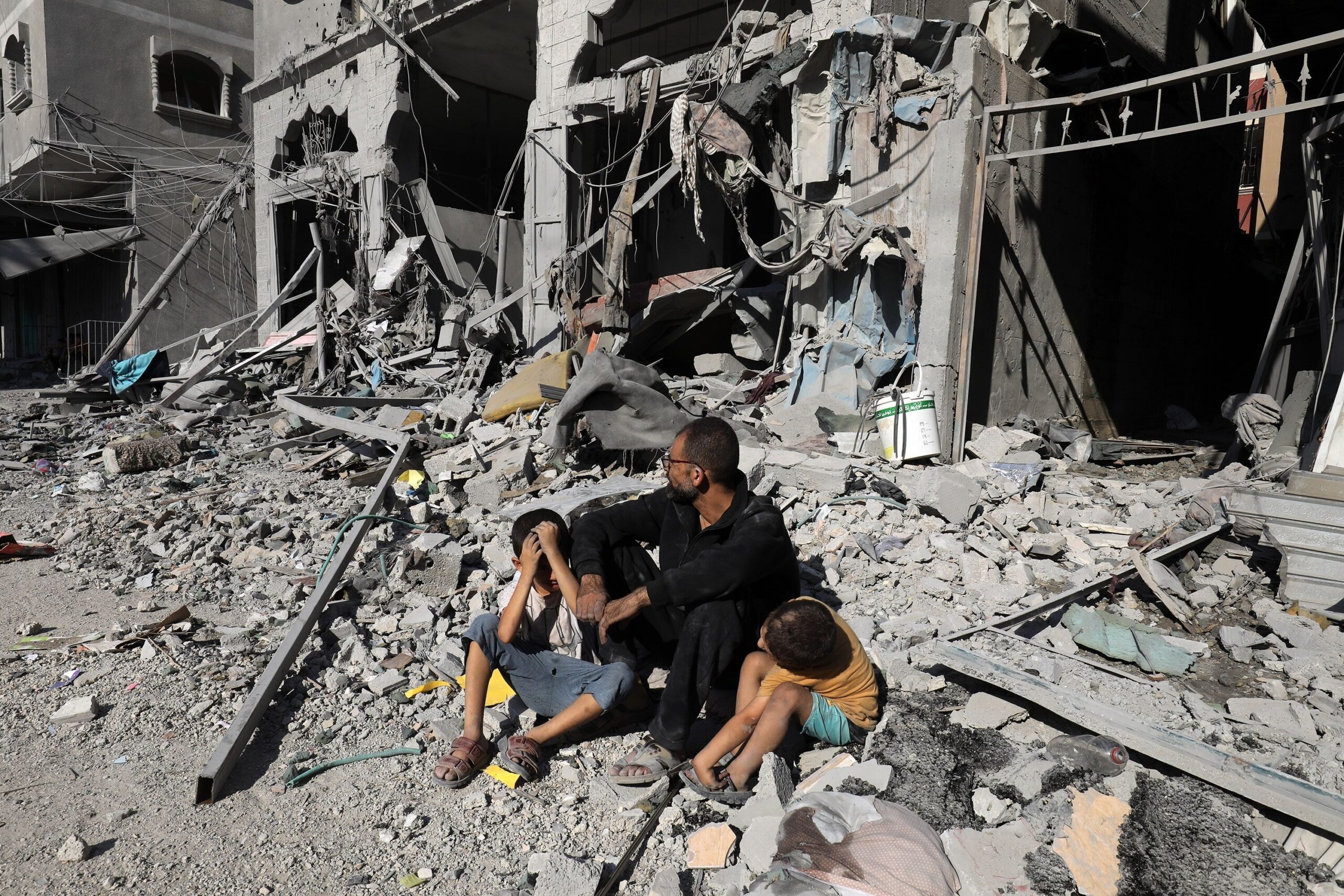 Palästinenser vor einem durch Luftangriffe zerstörten Haus in der Stadt Rafah südlich von Gaza.
