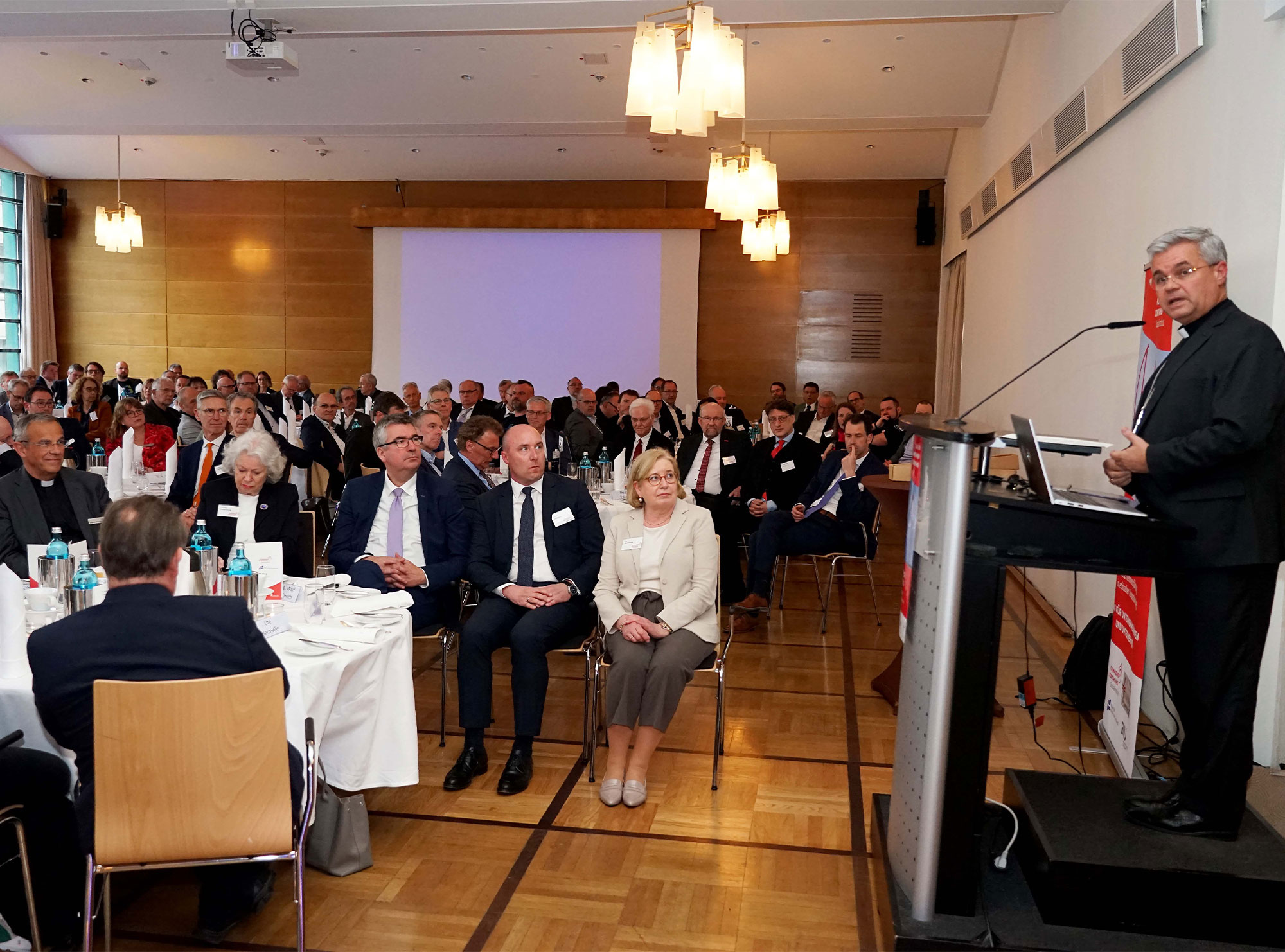 Erzbischof Dr. Udo Markus Bentz (rechts) begrüßte in Dortmund die sehr zahlreichen Gäste des 17. Tages für Unternehmerinnen und Unternehmer „erfolgreich nachhaltig“. Foto: Michael Bodin / Erzbistum Paderborn