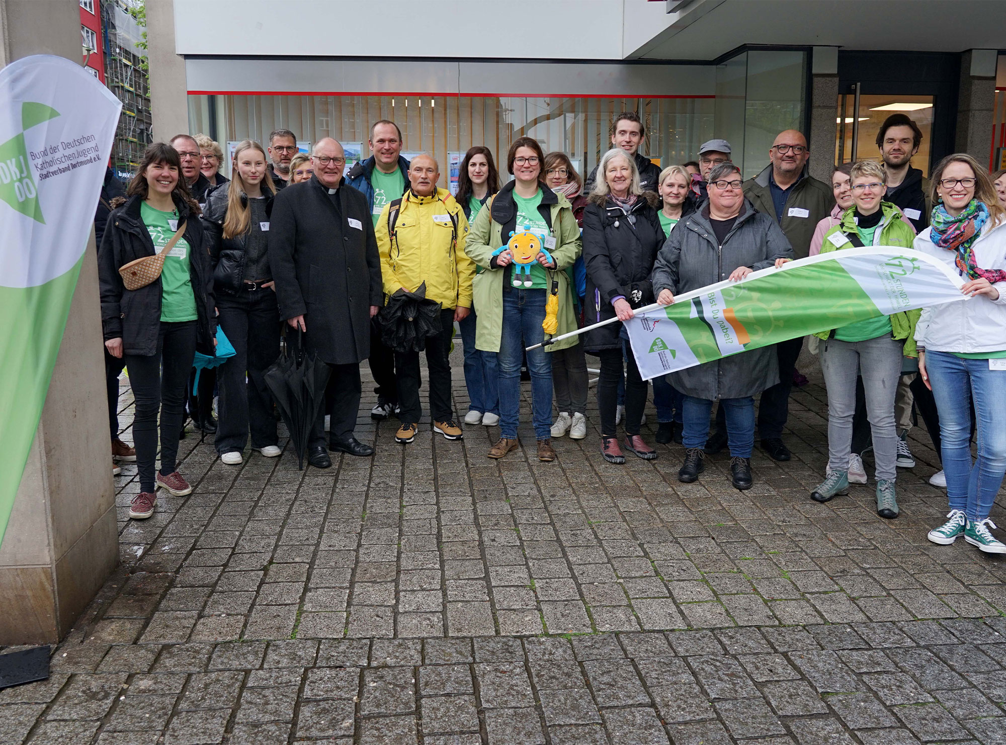 Menschen aus Kirche, Politik und Gesellschaft in Dortmund besuchten am Freitagvormittag auf Einladung des BDKJ-Stadtverbandes ein Projekt der 72-Stunden-Aktion. Foto: Michael Bodin / Erzbistum Paderborn