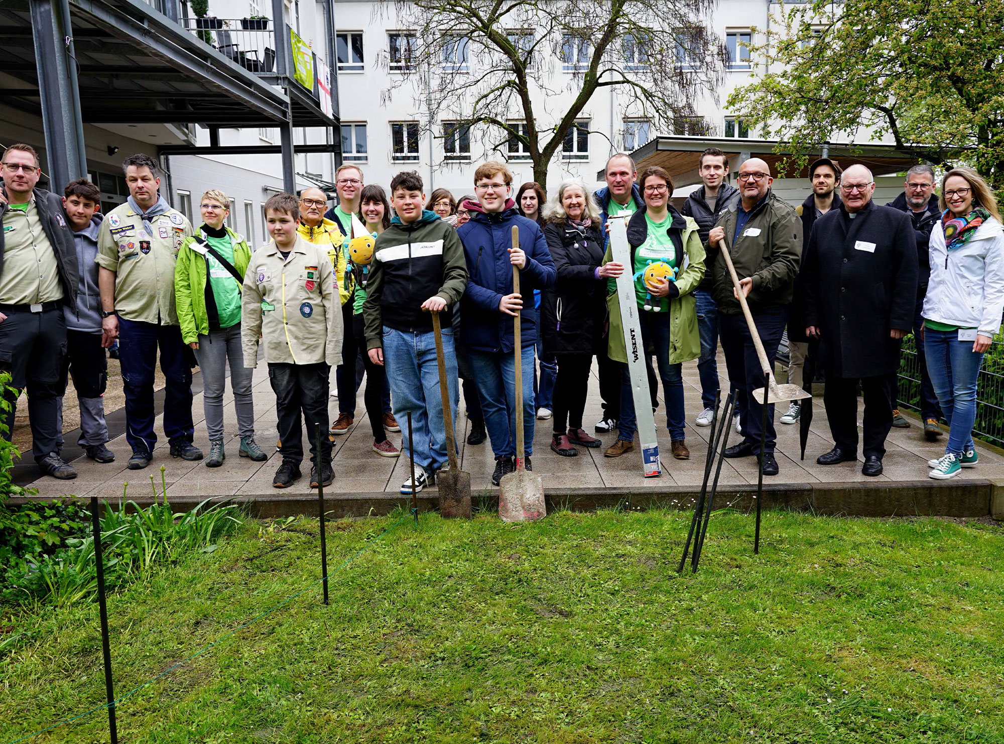 Auf einem Stück Rasen am Wohn-und Pflegezentrum St. Josef in Dortmund-Lanstrop soll in der 72-Stunden-Aktion ein Barfußpfad angelegt werden. Foto: Michael Bodin / Erzbistum Paderborn