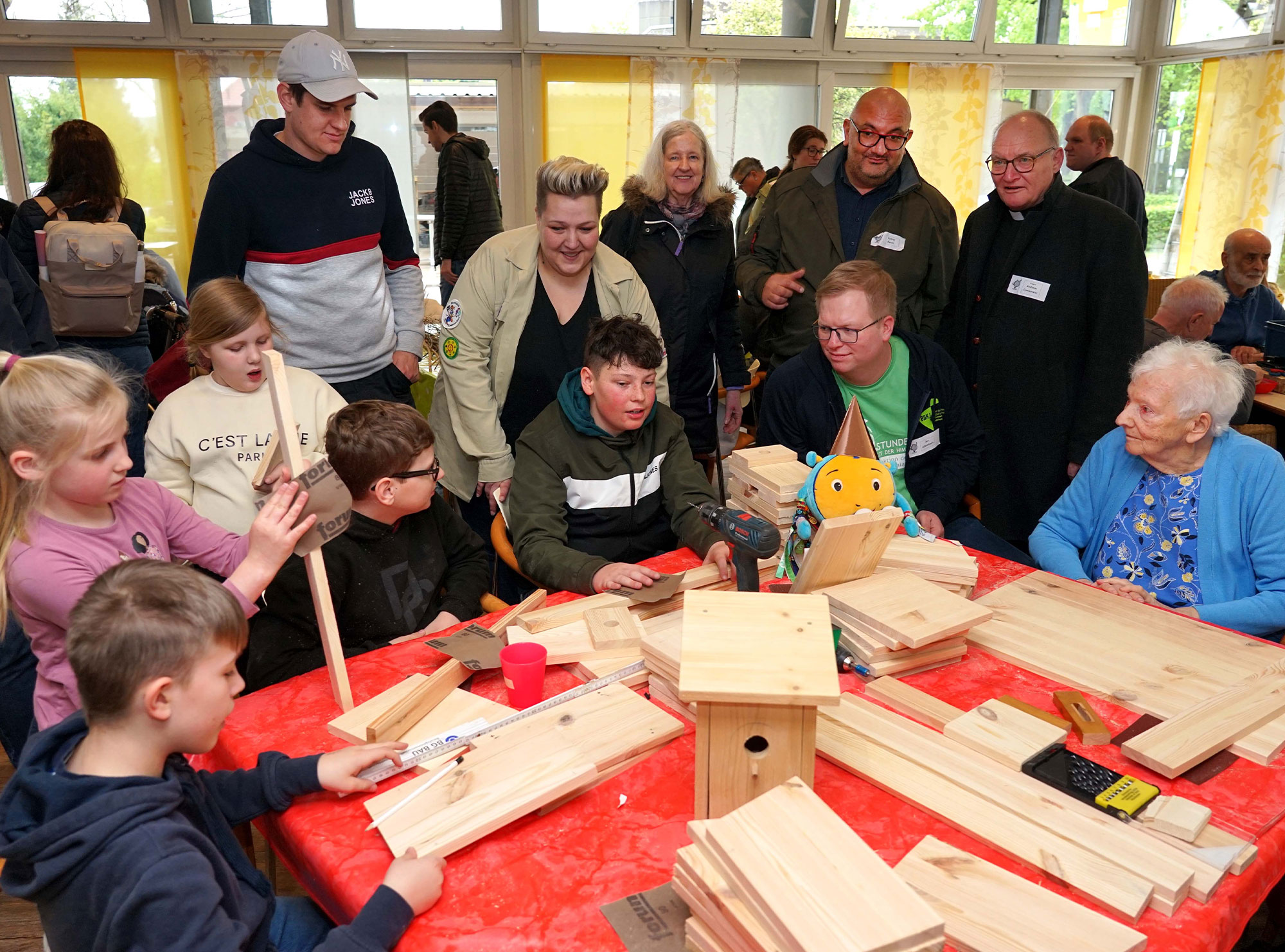 Gemeinsam bauten Jung und Alt im Wohn-und Pflegezentrum St. Josef in Dortmund-Lanstrop Nistkästen für den Garten der Einrichtung. Foto: Michael Bodin / Erzbistum Paderborn