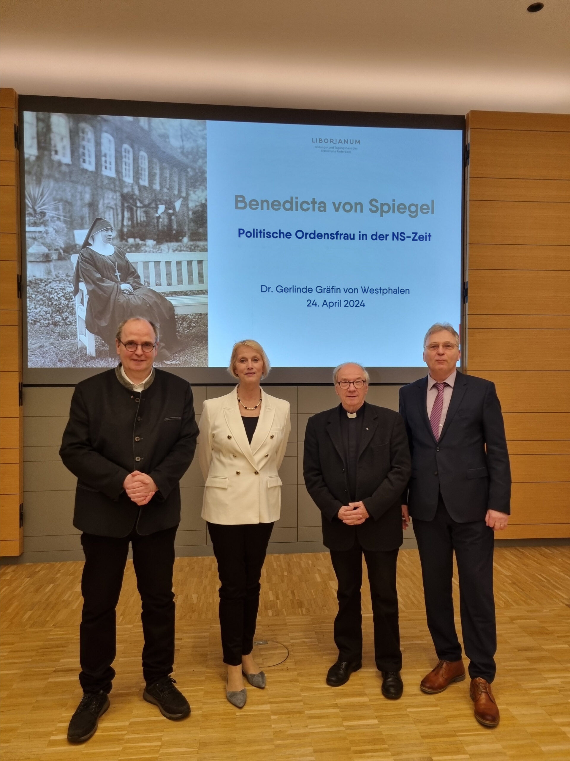 V.l.: Matthias Micheel, Sekretär des Diözesan-Bonifatiuswerkes und persönlicher Referent des Erzbischofs, Dr. Gerlinde Gräfin von Westphalen, Publizistin und Referentin des Abends, Geistlicher Rat Wolfgang Winkelmann, Vorsitzender des Diözesan-Bonifatiuswerkes, Dr. Werner Sosna, Bildungsreferent im Tagungs- und Bildungshaus Liborianum.
