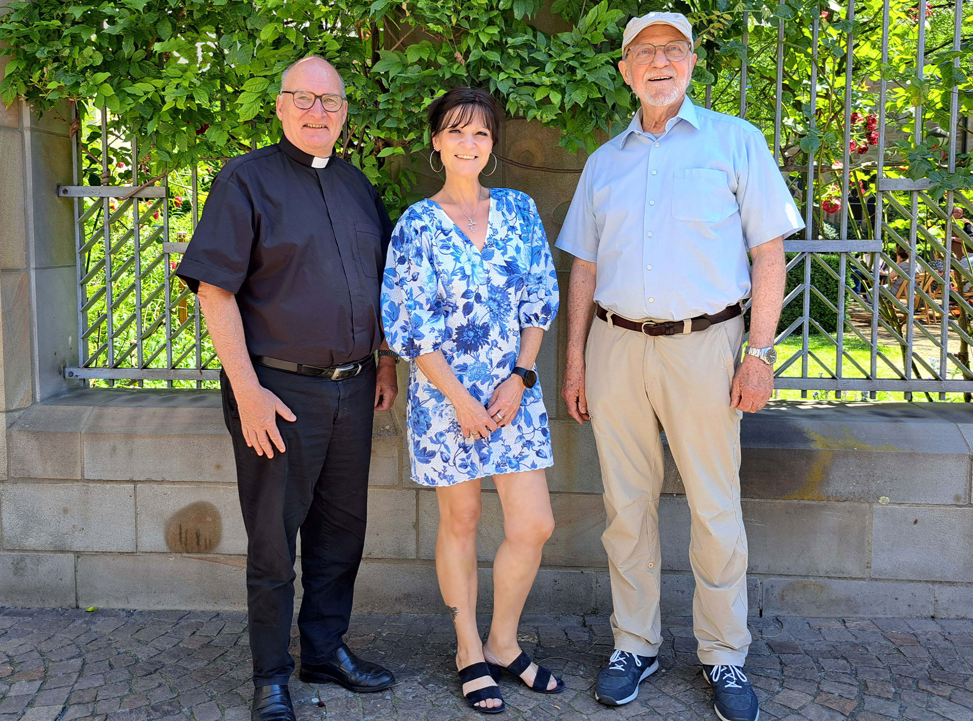 Die Katholische Stadtkirche Dortmund ist als Fördermitglied dem Verein „BackUp-ComeBack e.V. Couragiert Demokratie stärken!“ beigetreten. Von links: Propst Andreas Coersmeier, Stadtdechant, Kerstin Pischkowski, Verwaltungsleiterin von „BackUp-Comeback e.V.“ und dessen Vorsitzender Hartmut Anders-Hoepgen. Foto: Thomas Renneke / Katholische Stadtkirche Dortmund