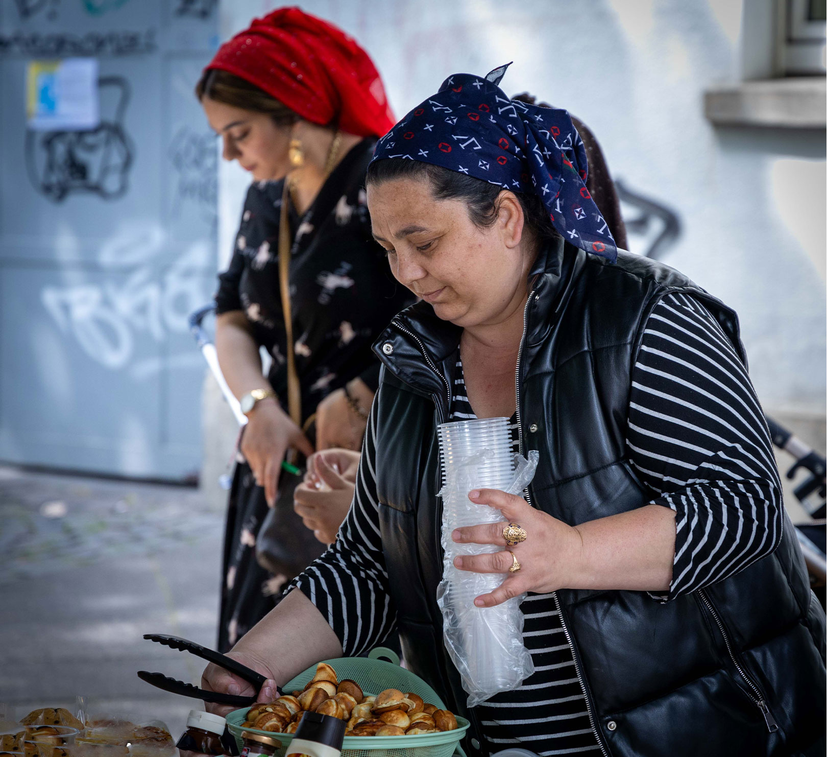 Für die Gäste, gab es kulinarische Köstlichkeiten, hier aus Rumänien, und Gelegenheiten zu verweilen und ins Gespräch zu kommen. Foto: © Andreas Andresen