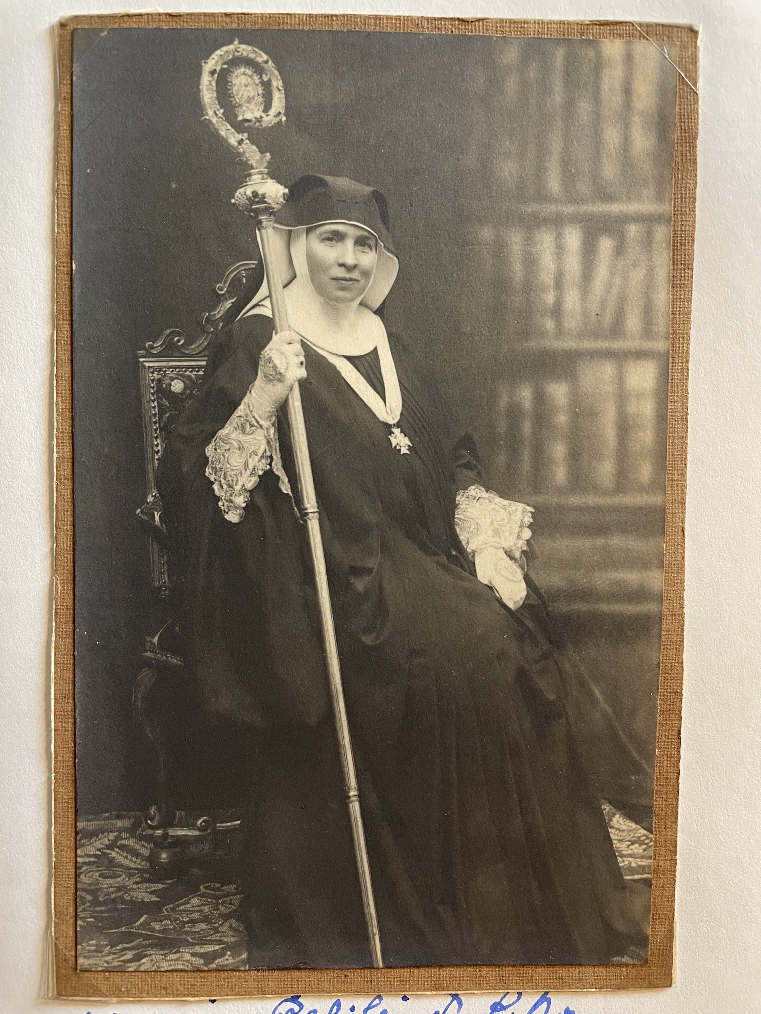 Äbtissin Benedicta mit Äbtissinstab nach der Weihe 1926