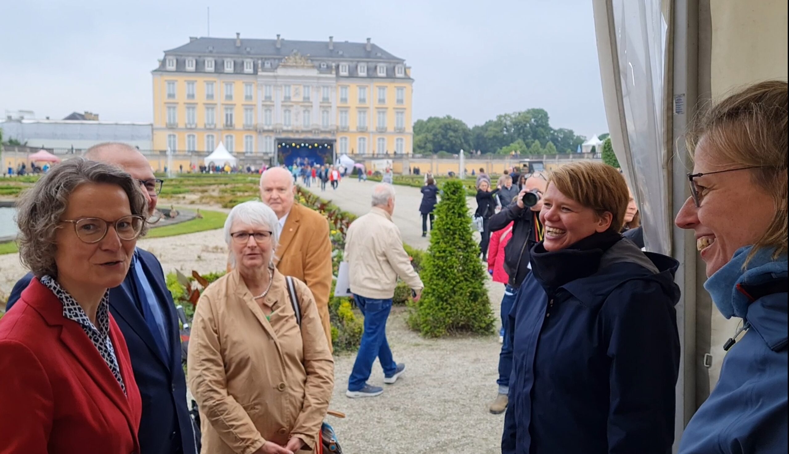 Ministerin Ina Scharrenbach (links) beim Familienfest in Brühl