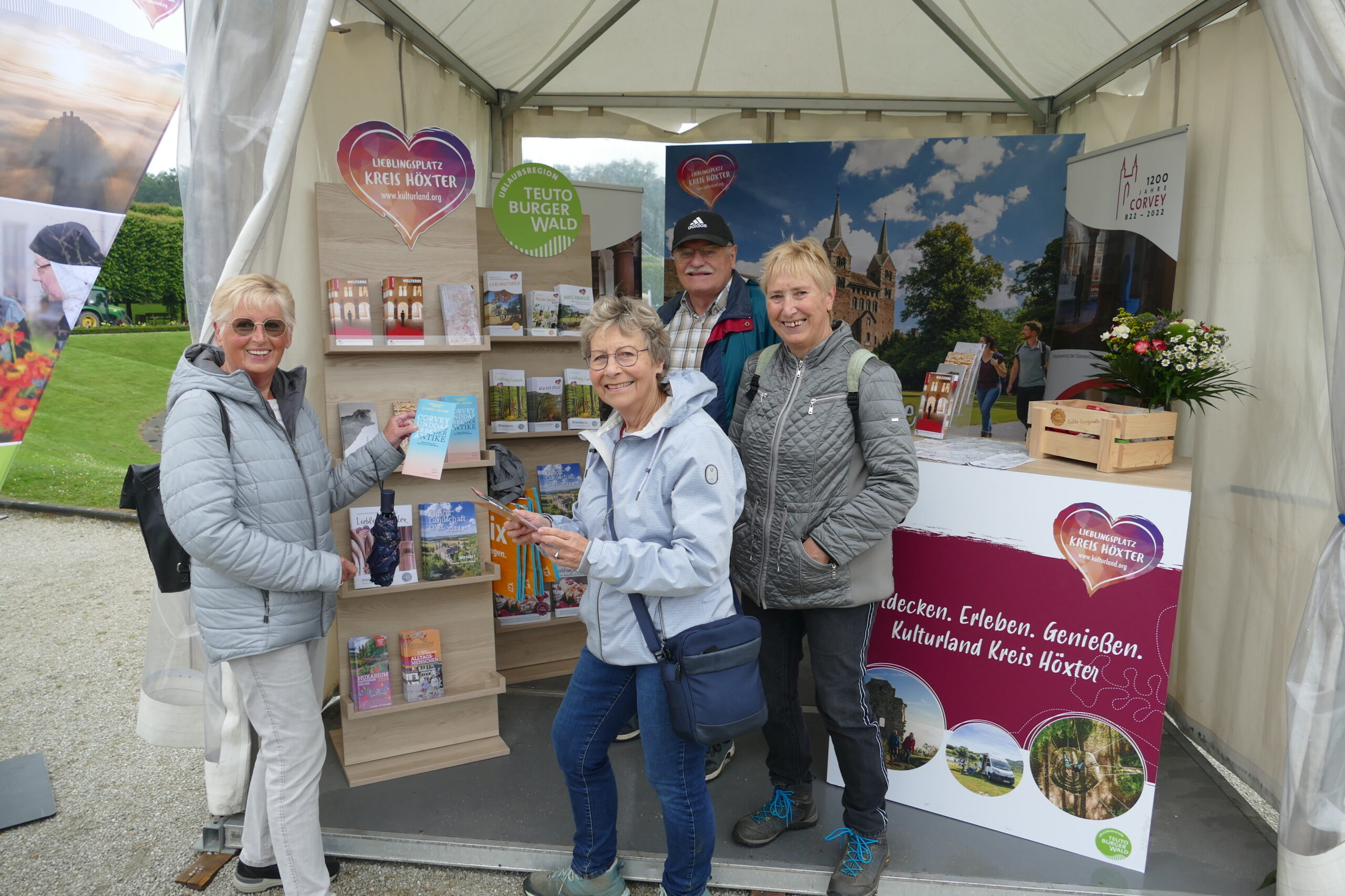 Wandergruppe "Himmelblau" am Stand