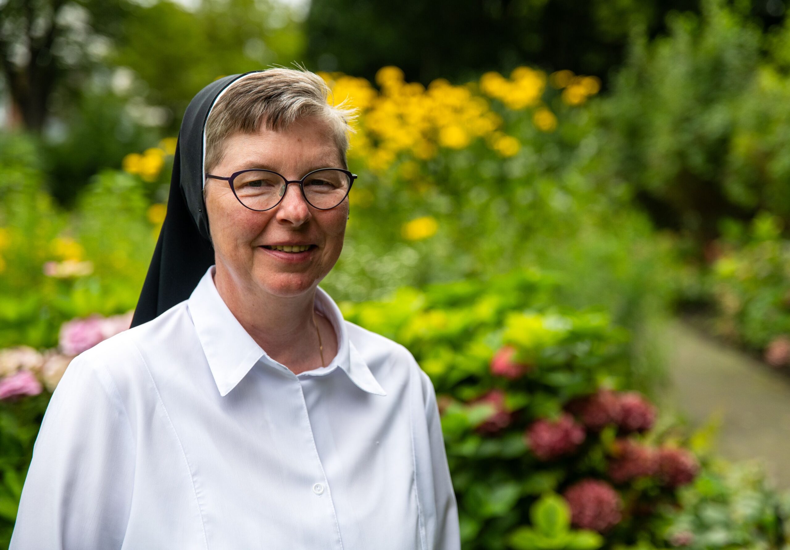 Sr. Clara Schmiegel im Garten des Exerzitienhauses Maria Immaculata in Paderborn