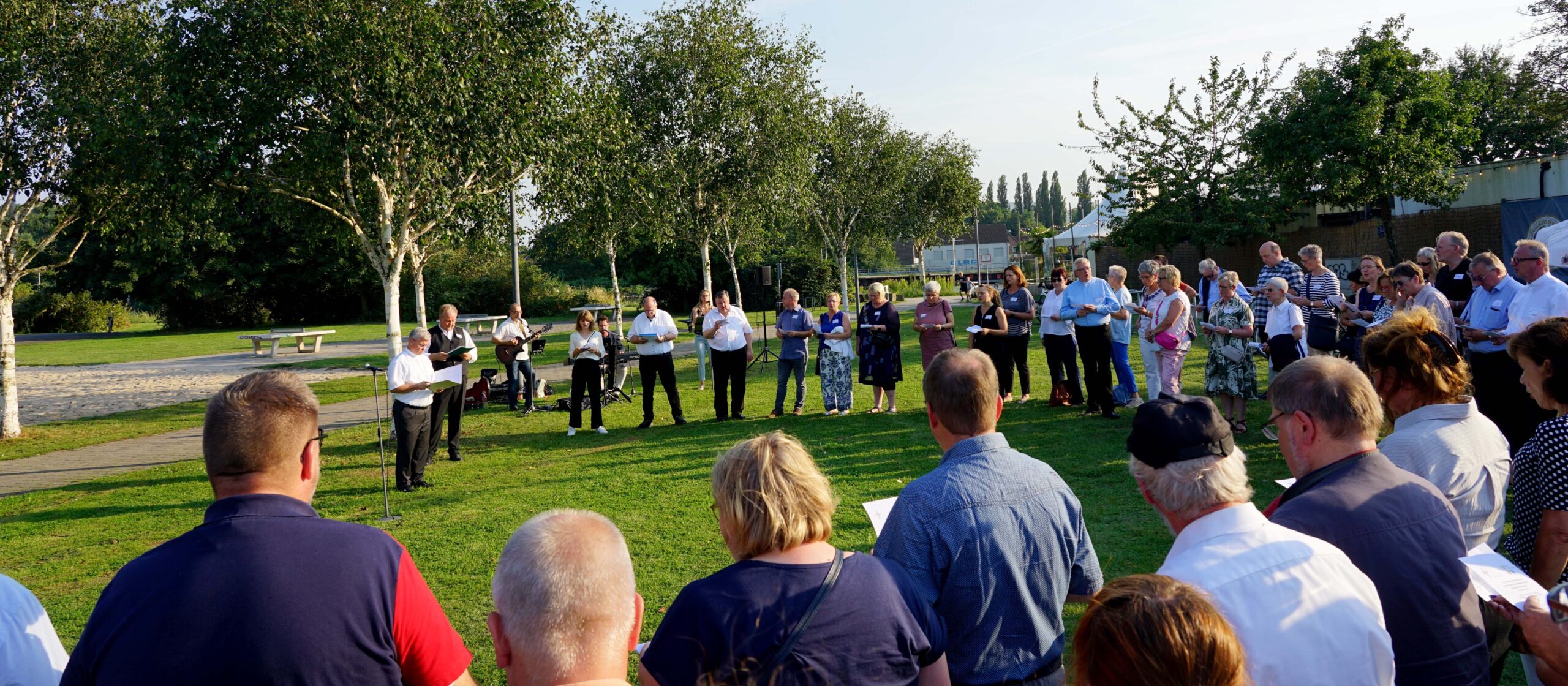 Auf der Wiese vor der ehemaligen Zeche „Unser Fritz“ in Wanne-Eickel feierte Erzbischof Dr. Udo Markus Bentz mit Menschen aus den Gemeinden im Dekanat Emschertal einen Wortgottesdienst. Foto: Michael Bodin / Erzbistum Paderborn