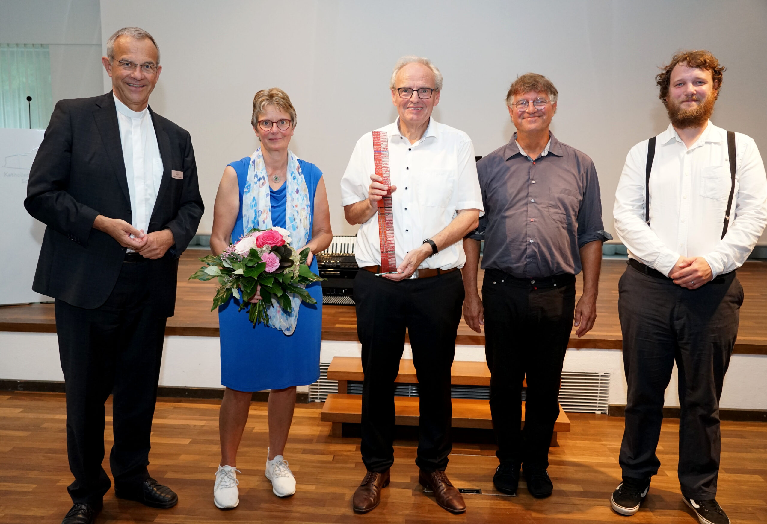 Gründungsfest der Katholischen Akademie Schwerte mit einem Festvortrag von Prof. Dr. Dr. hc. Hubert Wolf (v.l.): Akademiedirektor Prälat Dr. Peter Klasvogt, Dr. Barbara Schüler, Prof. Dr. Dr. hc. Hubert Wolf sowie die Musiker Bernd Rosenberg (Akkordeon) und Jürgen Steinfeld (Klarinette). Foto: Michael Bodin / Erzbistum Paderborn