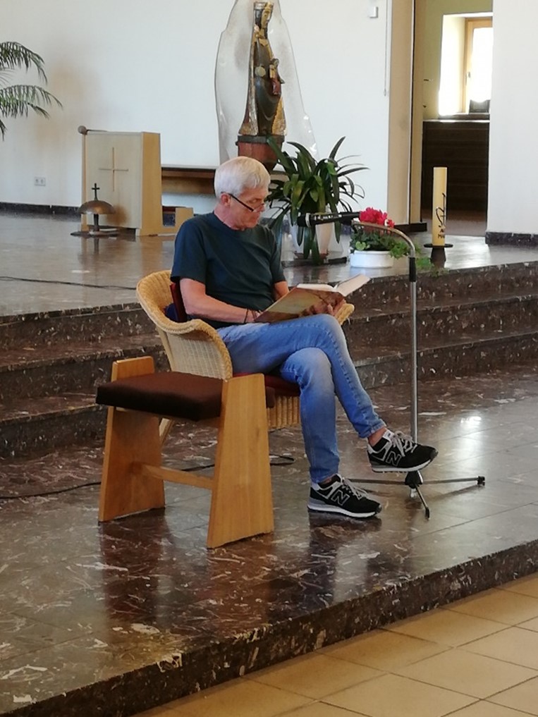 Reinhard Becker beim Probelesen im Sessel