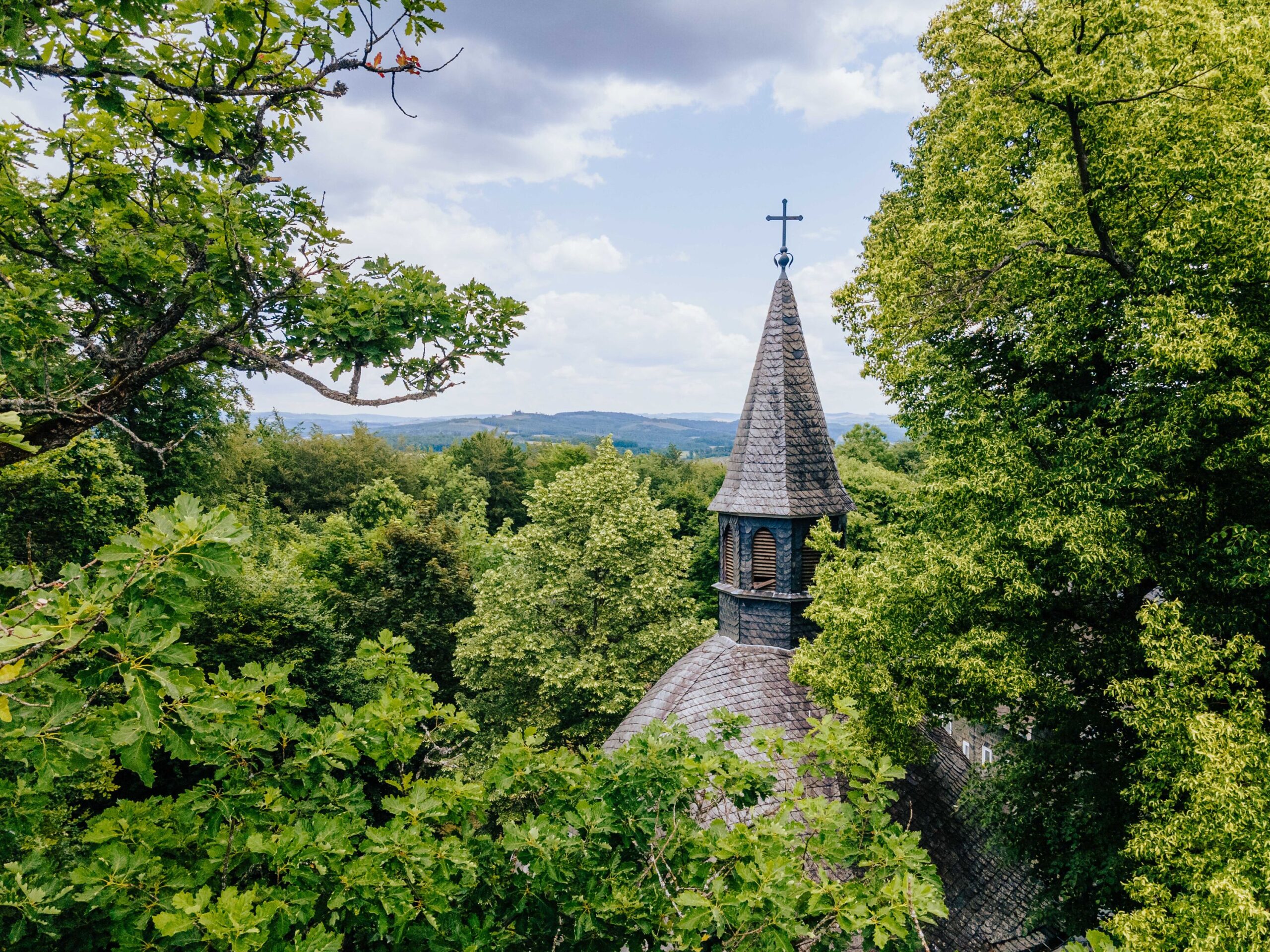 Erzbistumskalender 2025: Wallfahrtskapelle Eremitage mit Klosterkirche bei Siegen