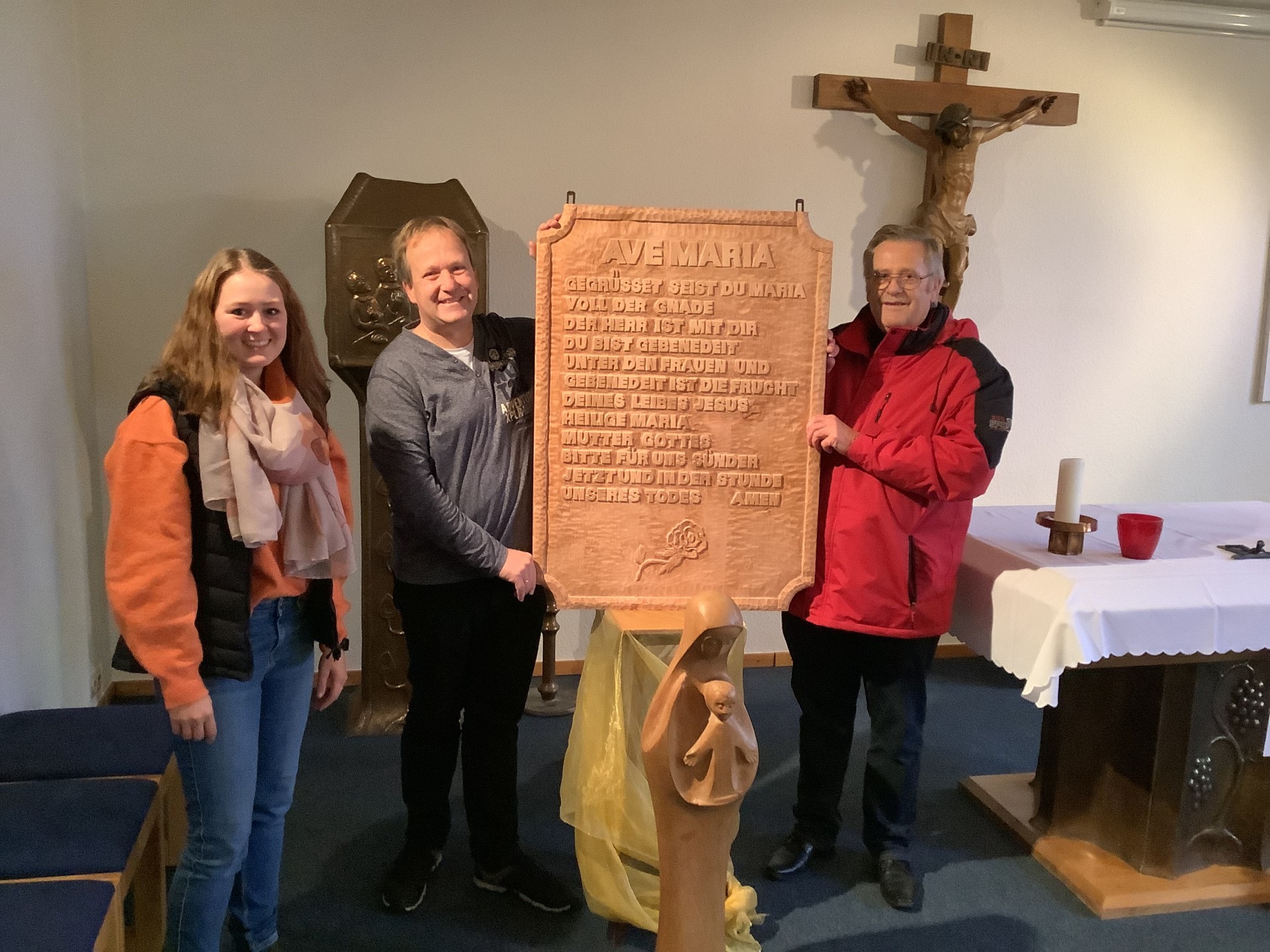 Eine Holztafel mit dem Gebet "Ave Maria" für die Marienschule Brilon